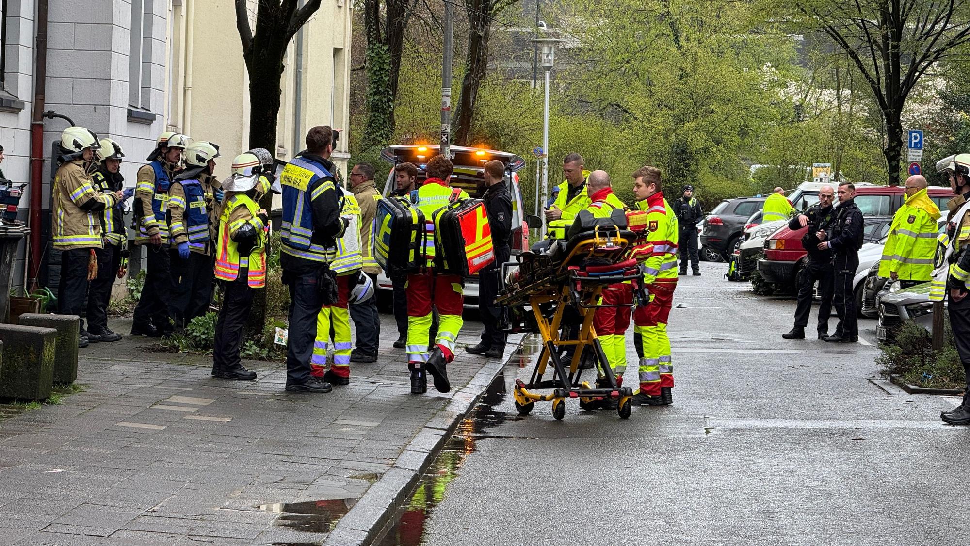 Zahlreiche Kräfte von Polizei und Rettungsdiensten sind am Samstag (28. März) in einer Straße in Witten im Einsatz.