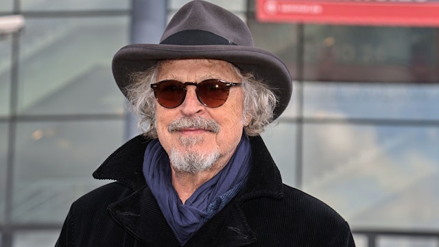 Wolfgang Niedecken steht vor der Lanxess-Arena.