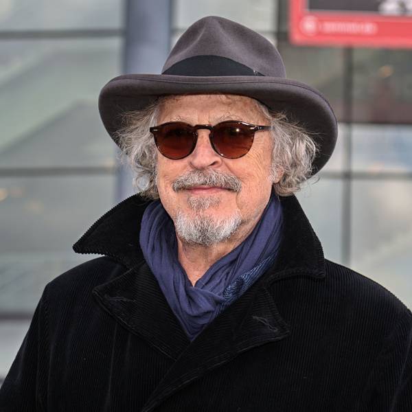 Wolfgang Niedecken steht vor der Lanxess-Arena.