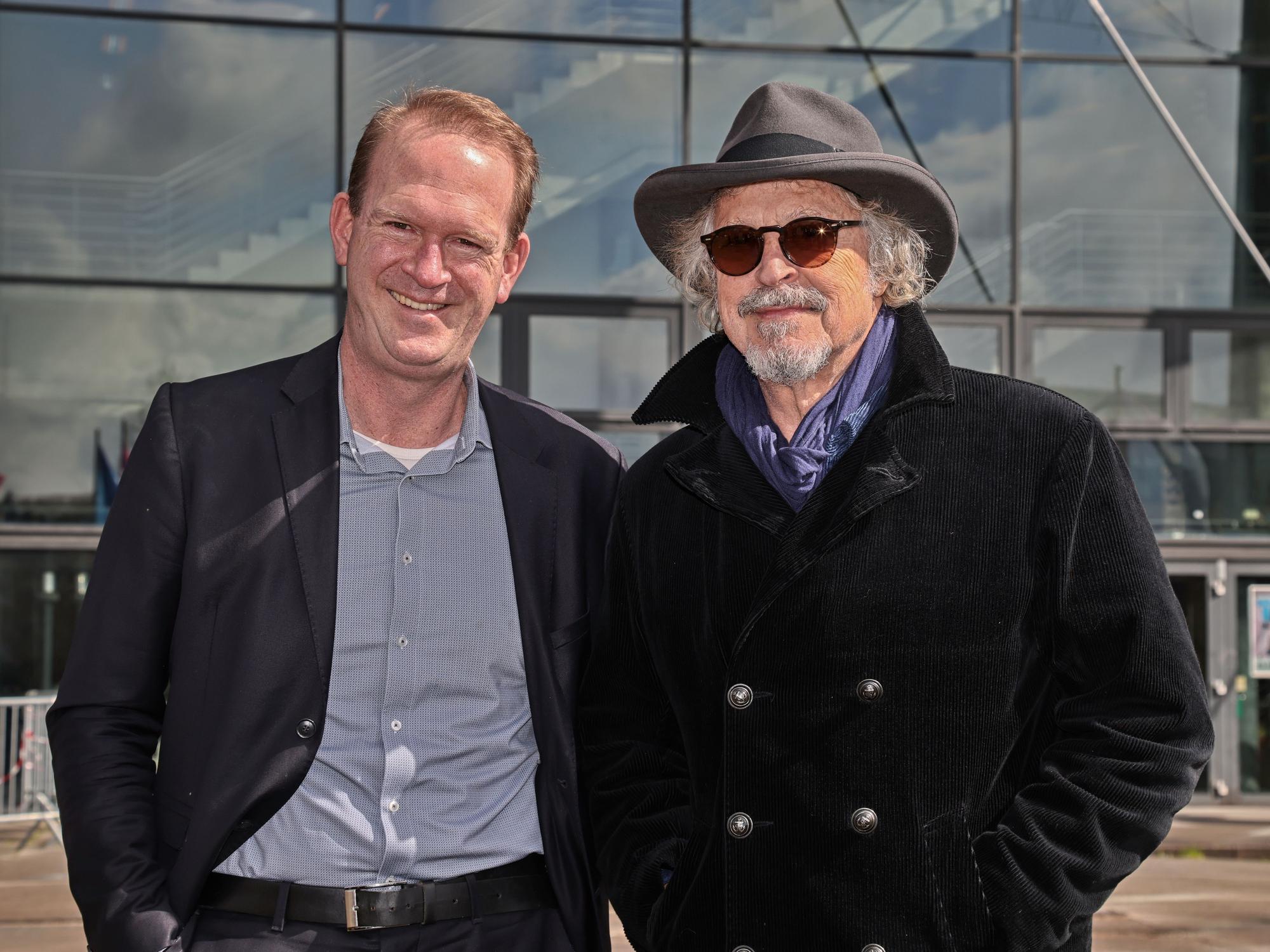 Stefan Löcher mit Wolfgang Niedecken vor der Lanxess-Arena.