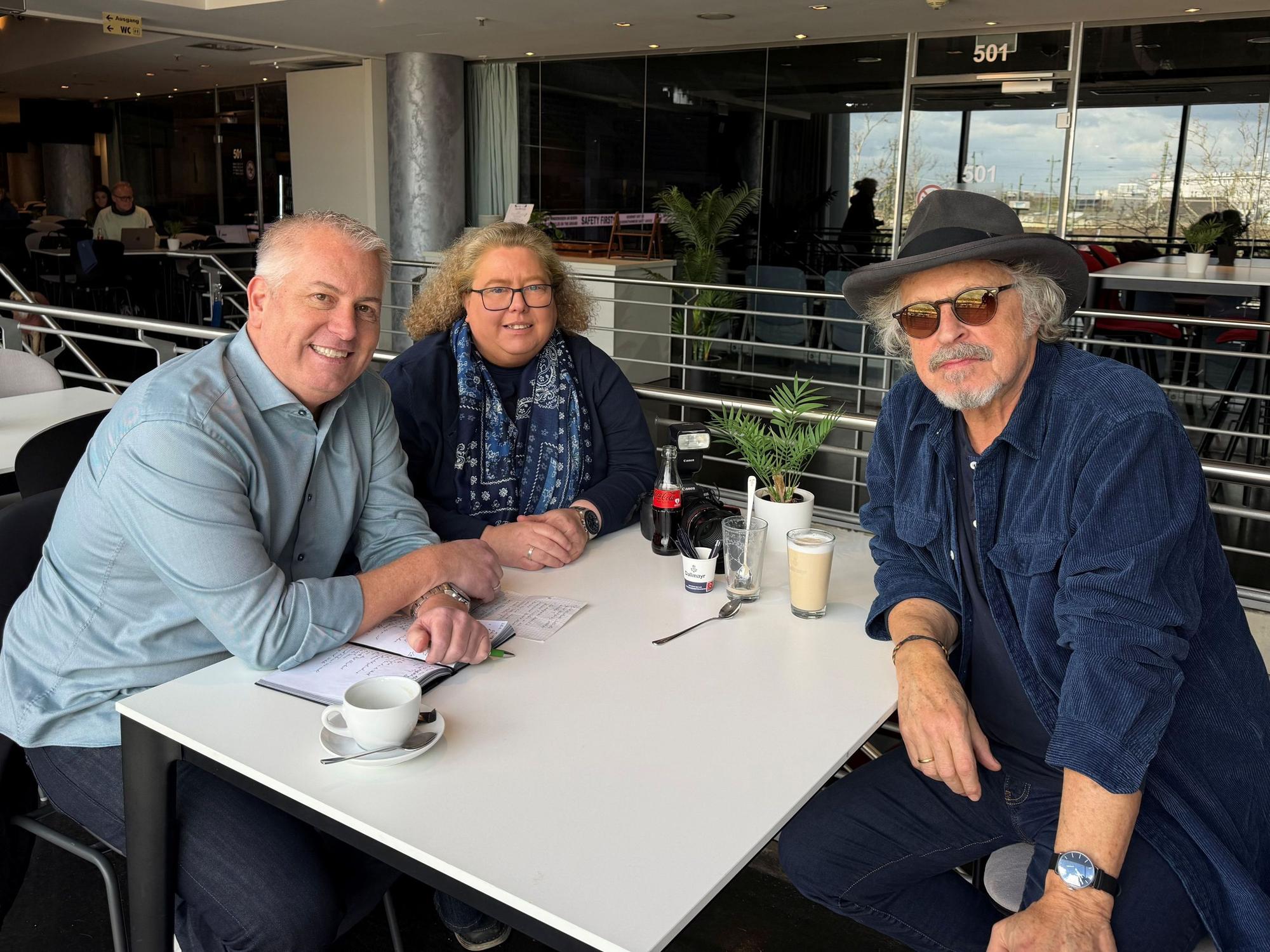 Marcel Schwamborn und Daniela Decker sprechen mit Wolfgang Niedecken.