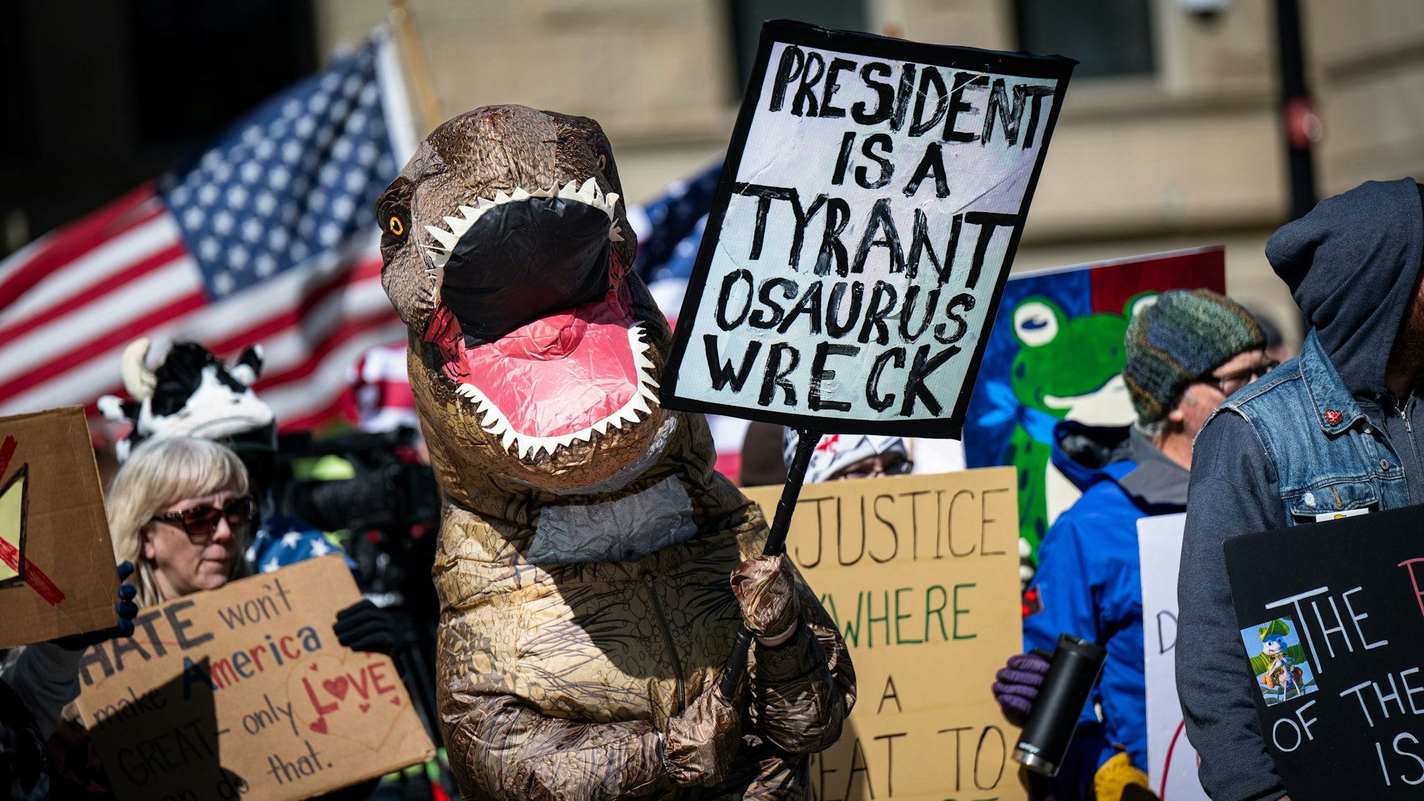 Cheyenne: Demonstranten nehmen im Oktober 2025 an der „No-Kings“-Demonstration vor dem Wyoming State Capitol teil.
