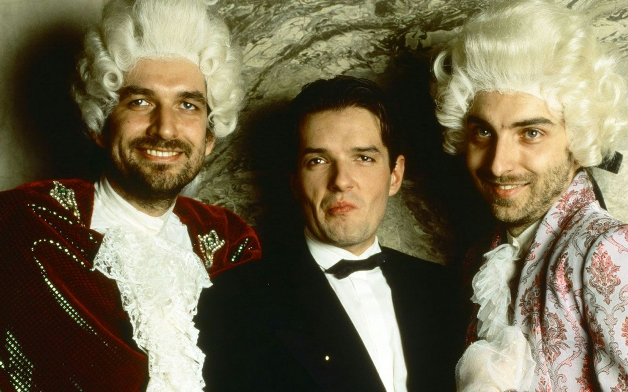 Falcos größten Hit kann auch heute noch jedes Kind trällern. Selbst den US-Amerikanern ist er ein Begriff. Am 29. März stieg der Song auf Platz eins der Billboard-
Charts ein. Bis heute ein einmaliger Erfolg für ein deutschsprachiges Lied. (Bild: DoRo Films International)