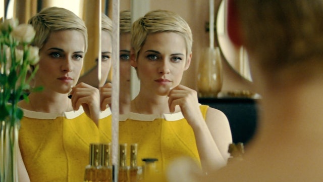 Durchgestylt: Bei Jean Seberg (Kristen Stewart) ist alles gelb, das Kleid, das Auto, die Haare. (Bild: WDR/Prokino Filmverleih)