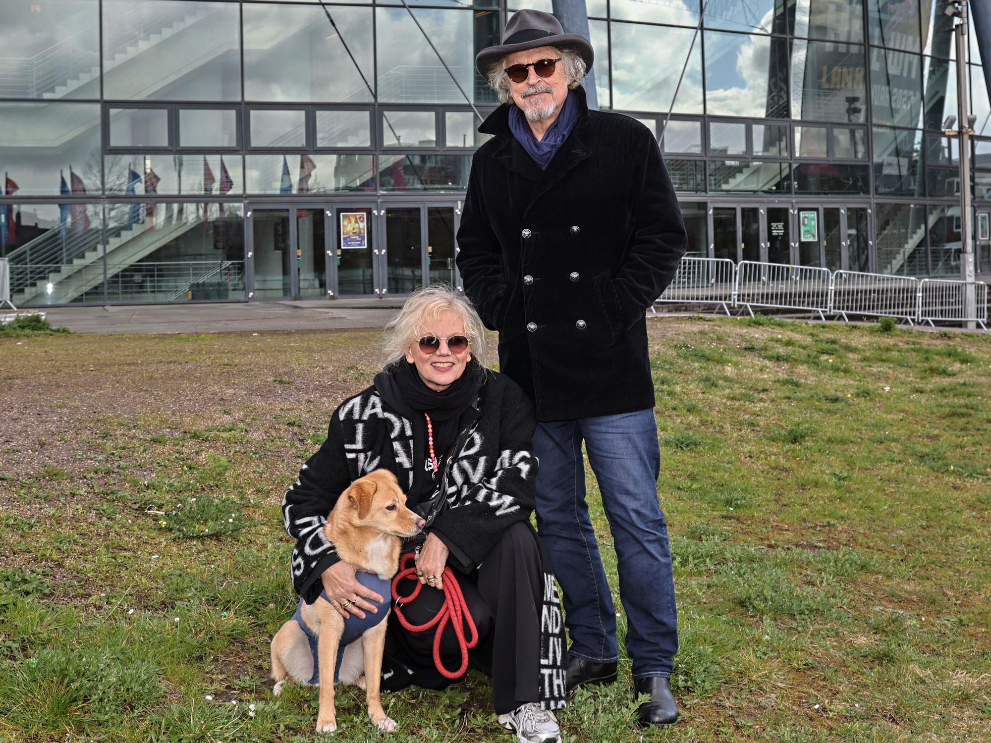 Wolfgang Niedecken mit Frau Tina und Hündin Numa.