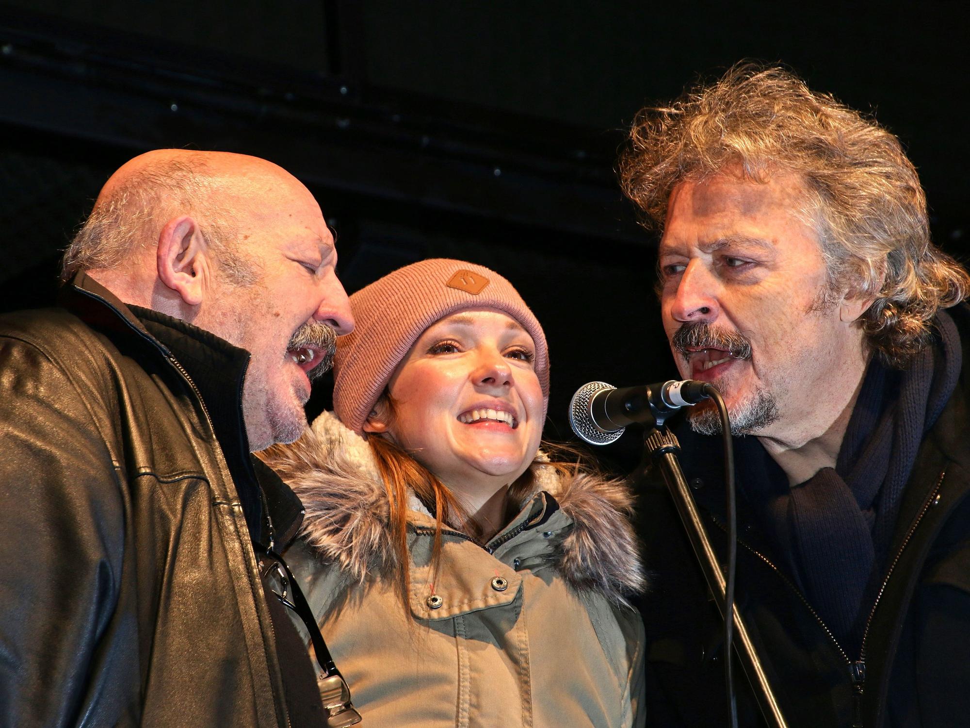 Jürgen Zeltinger, Carolin Kebekus und Wolfgang Niedecken stehen auf der Bühne.