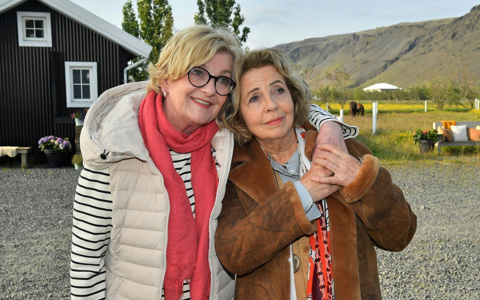 Das gab es bei „Das Traumschiff“ noch nie: Mit Saskia Vester (links) und Michaela May spielen zwei altgediente Stars des deutschen Fernsehens ein lesbisches Liebespaar. Verliebte Küsse inklusive. (Bild: ZDF/Dirk Bartling)