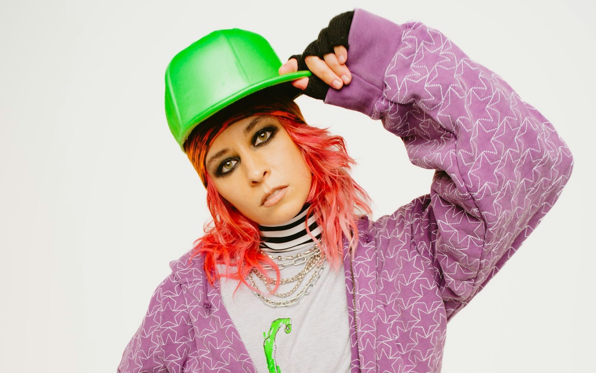 Rotzfrech, meinungsstark, gut drauf: Paula Carolina lässt einen speziellen Spirit neu aufleben, den man in der zeitgenössischen Popmusik nur noch selten findet. Mit „Wild“ hat die 26-Jährige gerade ihr zweites Album veröffentlicht. (Bild: Philipp Gladsome)