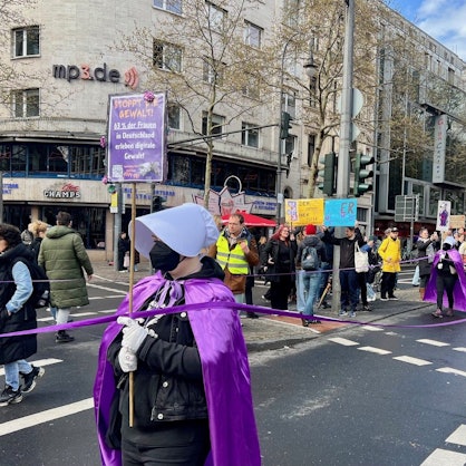 Köln, 28.3.2026: Teilnehmerinnen und Teilnehmer der Demo gegen patriarchale Gewalt.