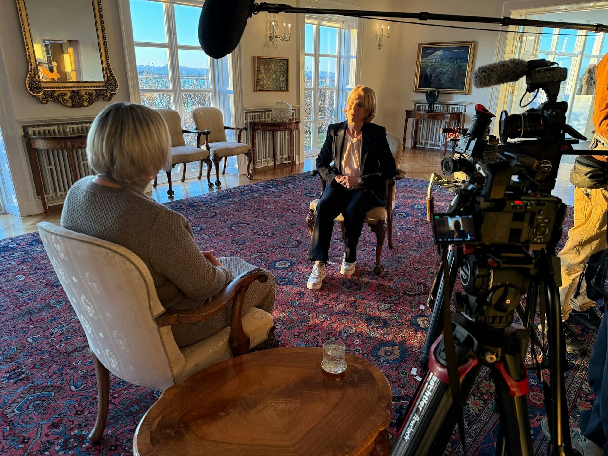 Katrin Eigendorf (rechts) spricht mit der isländischen Präsidentin Halla Tómasdóttir. Ihr Land ist - wissenschaftlich untersucht - das friedlichste Land der Erde. Wie haben die Isländer dies geschafft? (Bild: ZDF und Timo Bruhns)