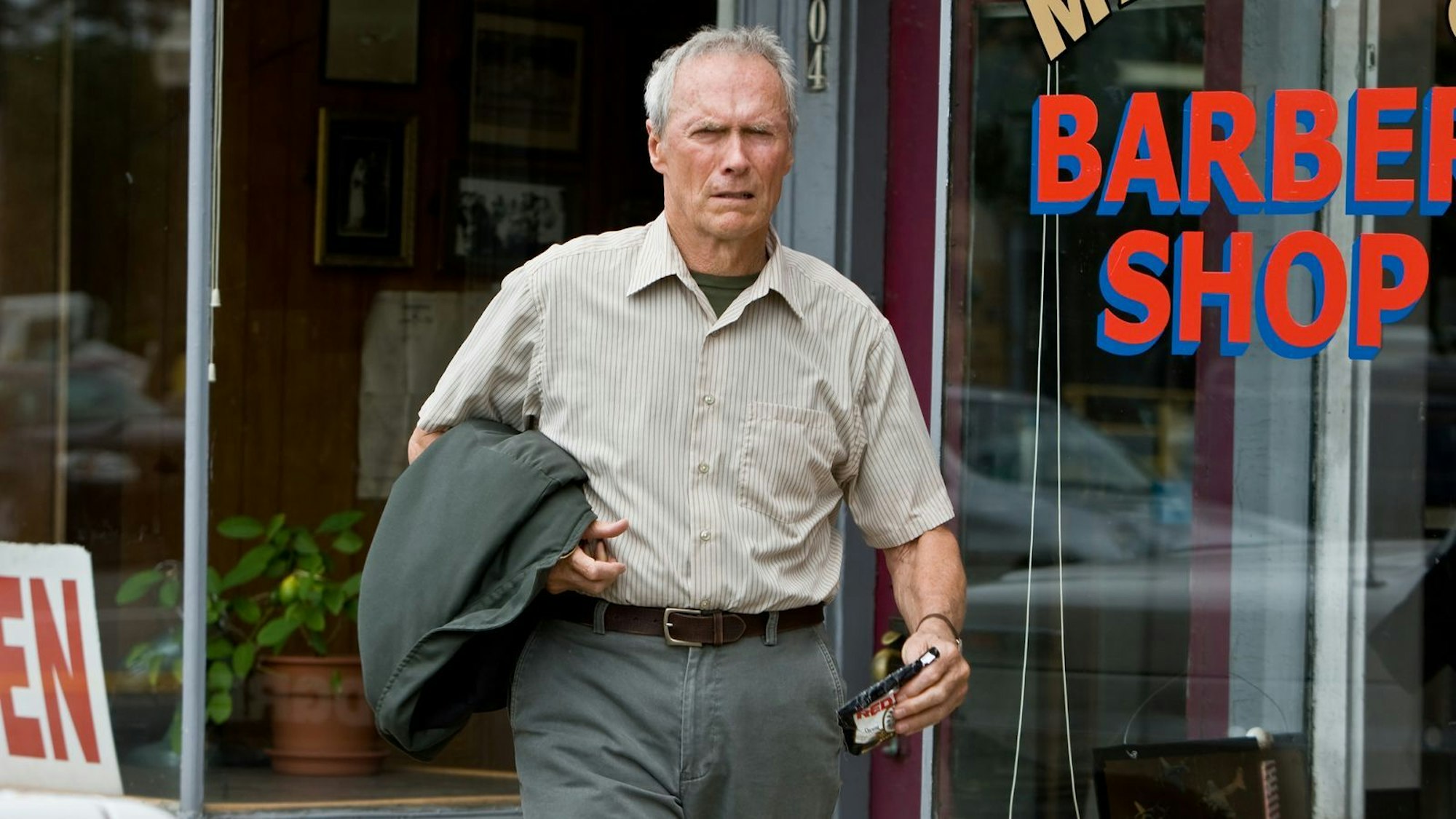 Walt Kowalski (Clint Eastwood) ist ein verbitterter Veteran des Koreakriegs. (Bild: © 2008 Warner Bros. Entertainment Inc. - U.S., Canada, Bahamas & Bermuda © 2008 Village Roadshow Films (BVI) Limited)