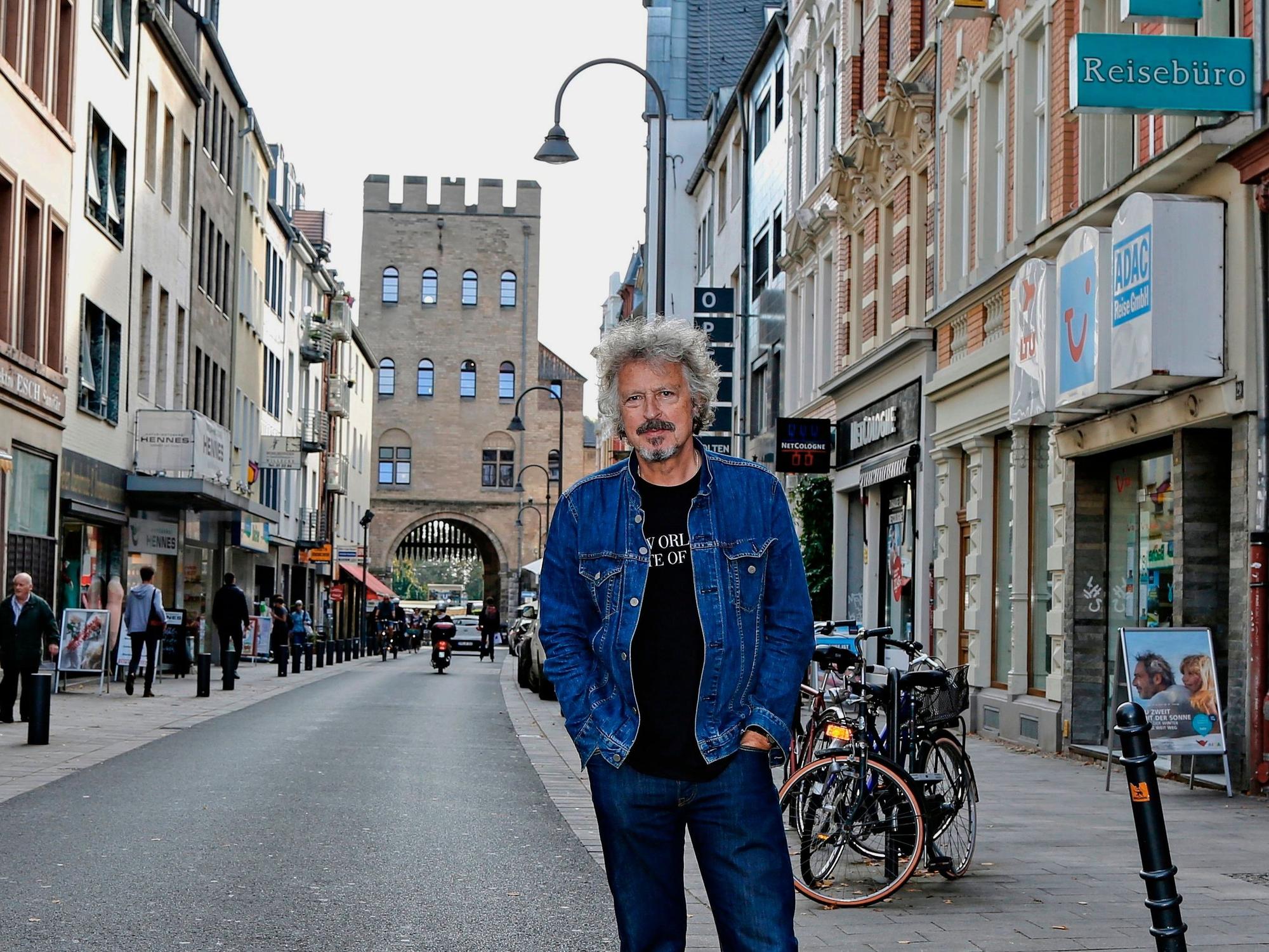 Wolfgang Niedecken steht auf der Severinstraße.