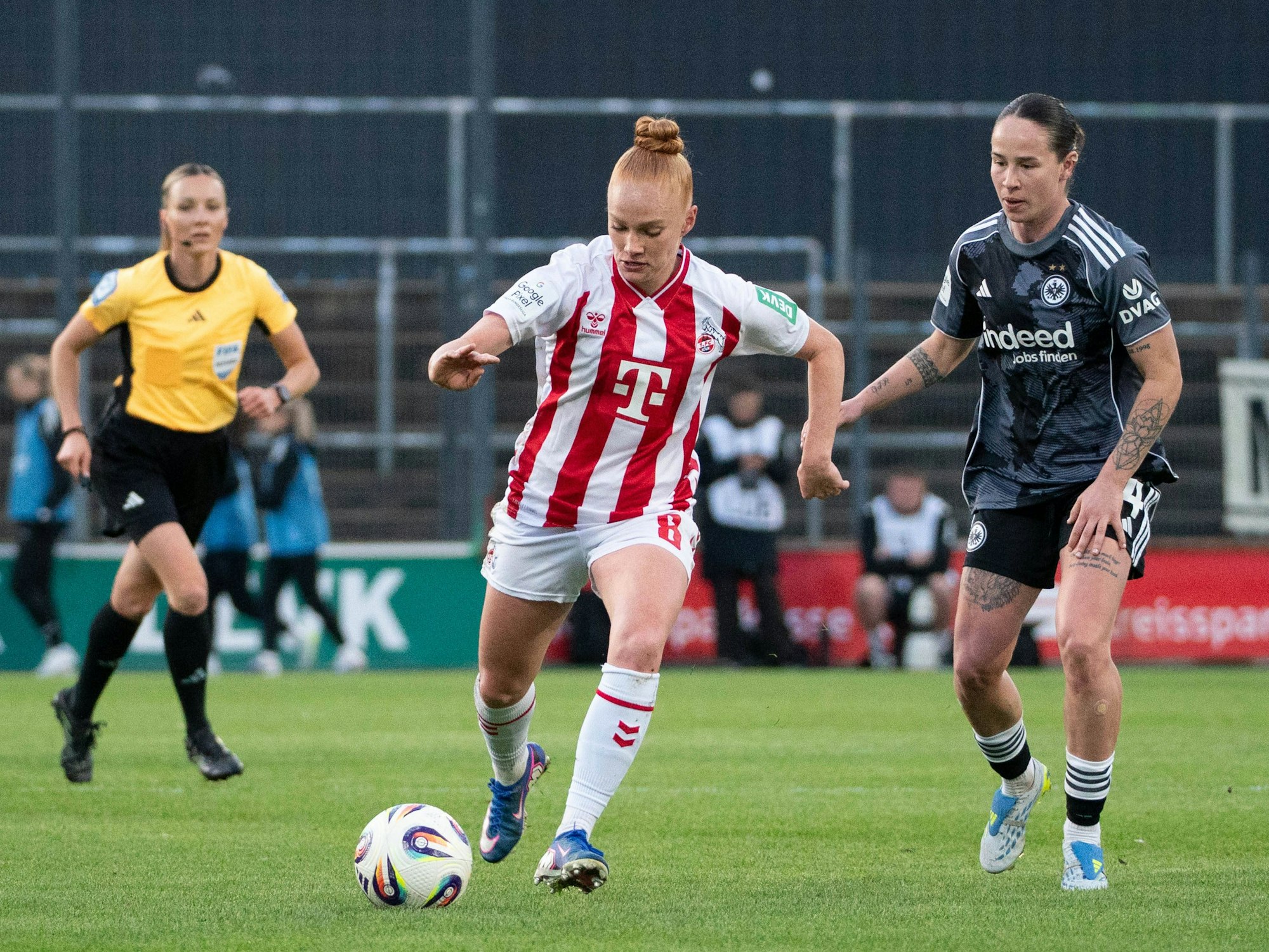 Laura Vogt mit Ball in Aktion.