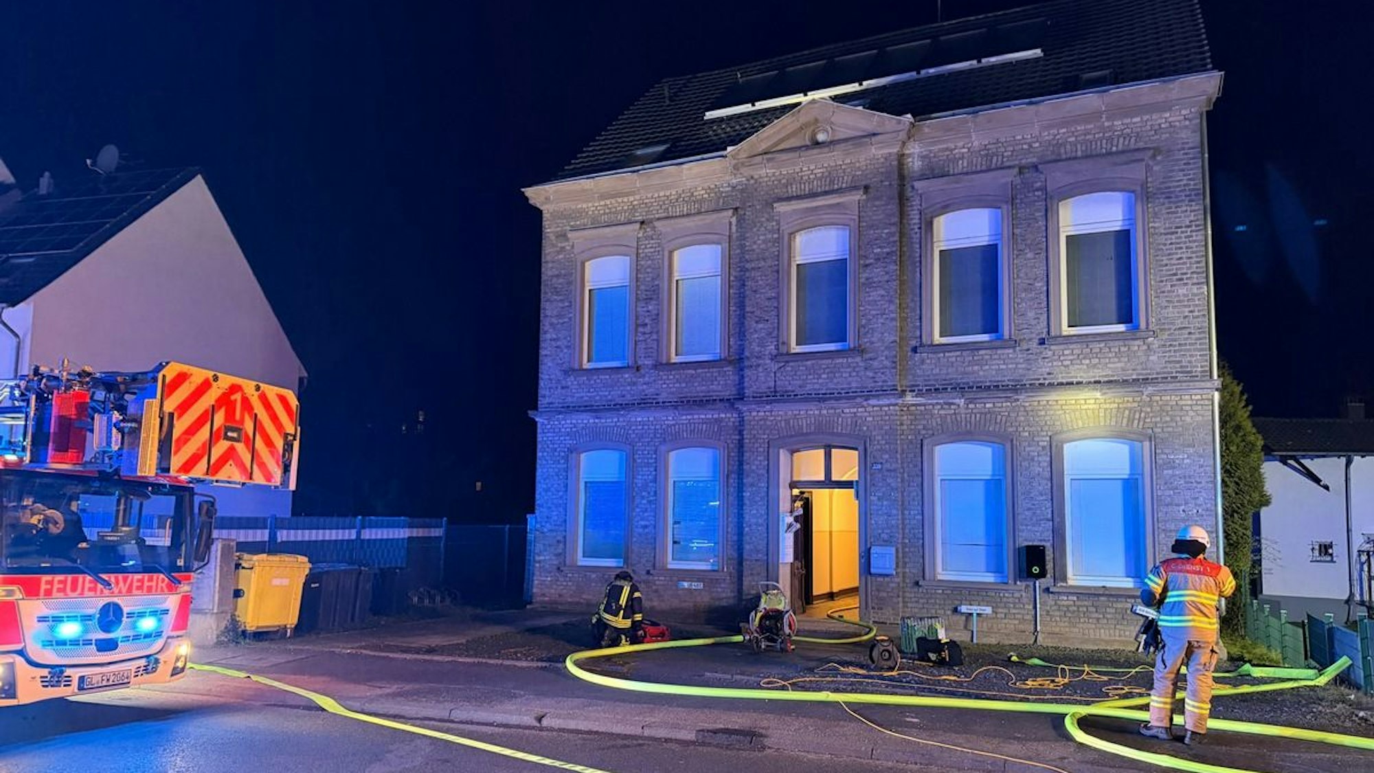 Ein Feuerwehrfahrzeug steht an einer Einsatzstelle in der Stadtmitte von Bergisch Gladbach.