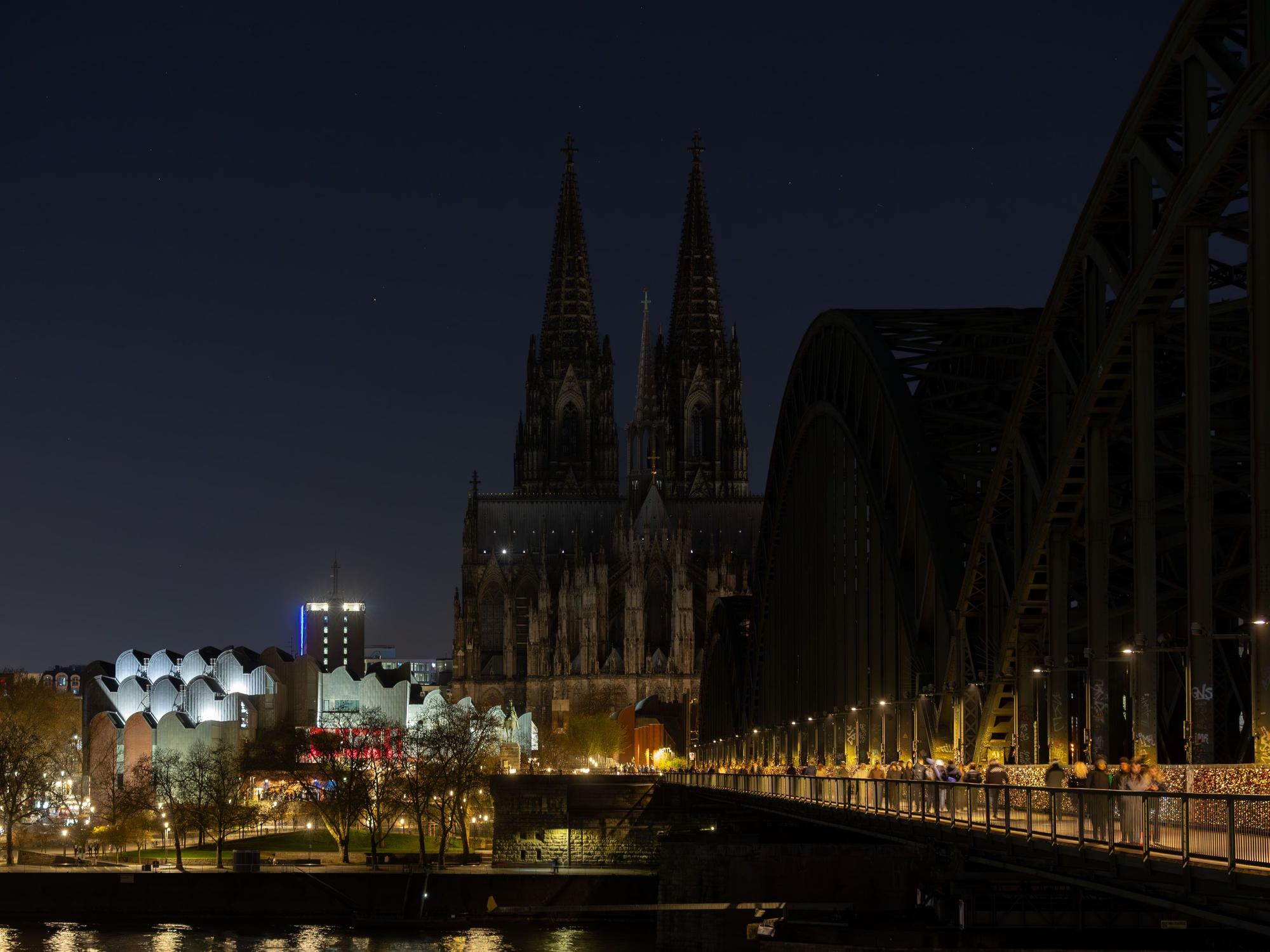 28.03.2026: Earth Hour 2026: Für eine Stunde wird in Köln die Beleuchtung des Kölner Doms, an der Hohenzollernbrücke und an den zwölf romanischen Kirchen abgeschaltet. Köln beteiligt sich an der weltweiten Aktion Earth Hour 2026, die ein Zeichen für den Klimaschutz darstellen soll. Foto: Martina Goyert