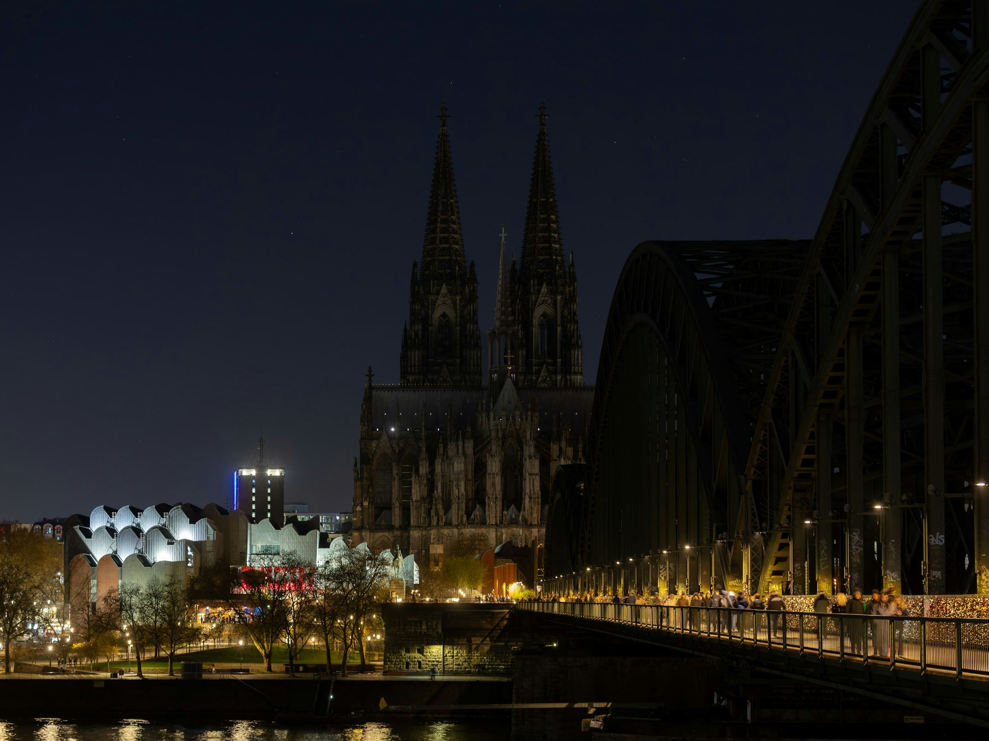 28.03.2026: Earth Hour 2026: Für eine Stunde wird in Köln die Beleuchtung des Kölner Doms, an der Hohenzollernbrücke und an den zwölf romanischen Kirchen abgeschaltet. Köln beteiligt sich an der weltweiten Aktion Earth Hour 2026, die ein Zeichen für den Klimaschutz darstellen soll. Foto: Martina Goyert