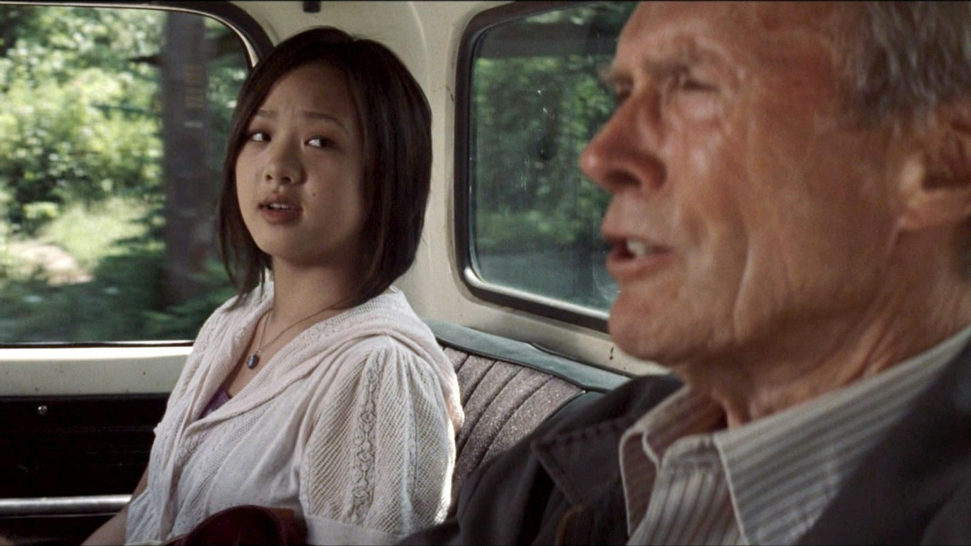 Walt (Clint Eastwood) hat Sue (Ahney Her) aus einer brenzligen Situation geholt. (Bild: © 2008 Warner Bros. Entertainment Inc. -- U.S., Canada, Bahamas & Bermuda © 2008 Village Roadshow Films (BVI) Limited)