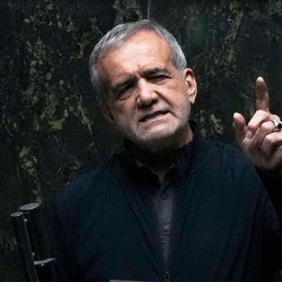 ARCHIV - 21.08.2024, Iran, Teheran: Der iranische Präsident Massud Peseschkian spricht in einer öffentlichen Sitzung des Parlaments. (zu dpa: «Irans Präsident Der iranische Präsident Massud Peseschkian (Archivbild)