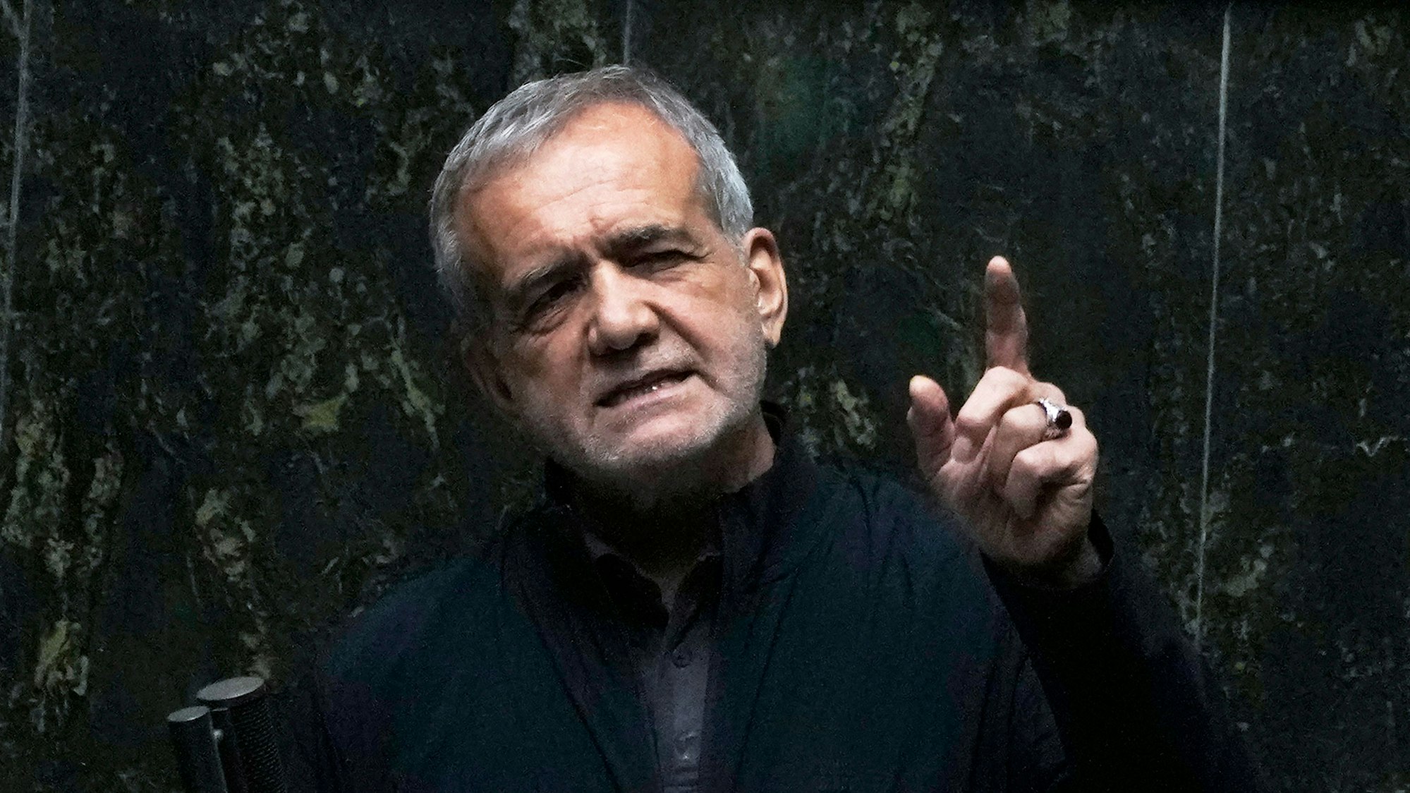 ARCHIV - 21.08.2024, Iran, Teheran: Der iranische Präsident Massud Peseschkian spricht in einer öffentlichen Sitzung des Parlaments. (zu dpa: «Irans Präsident Der iranische Präsident Massud Peseschkian (Archivbild)