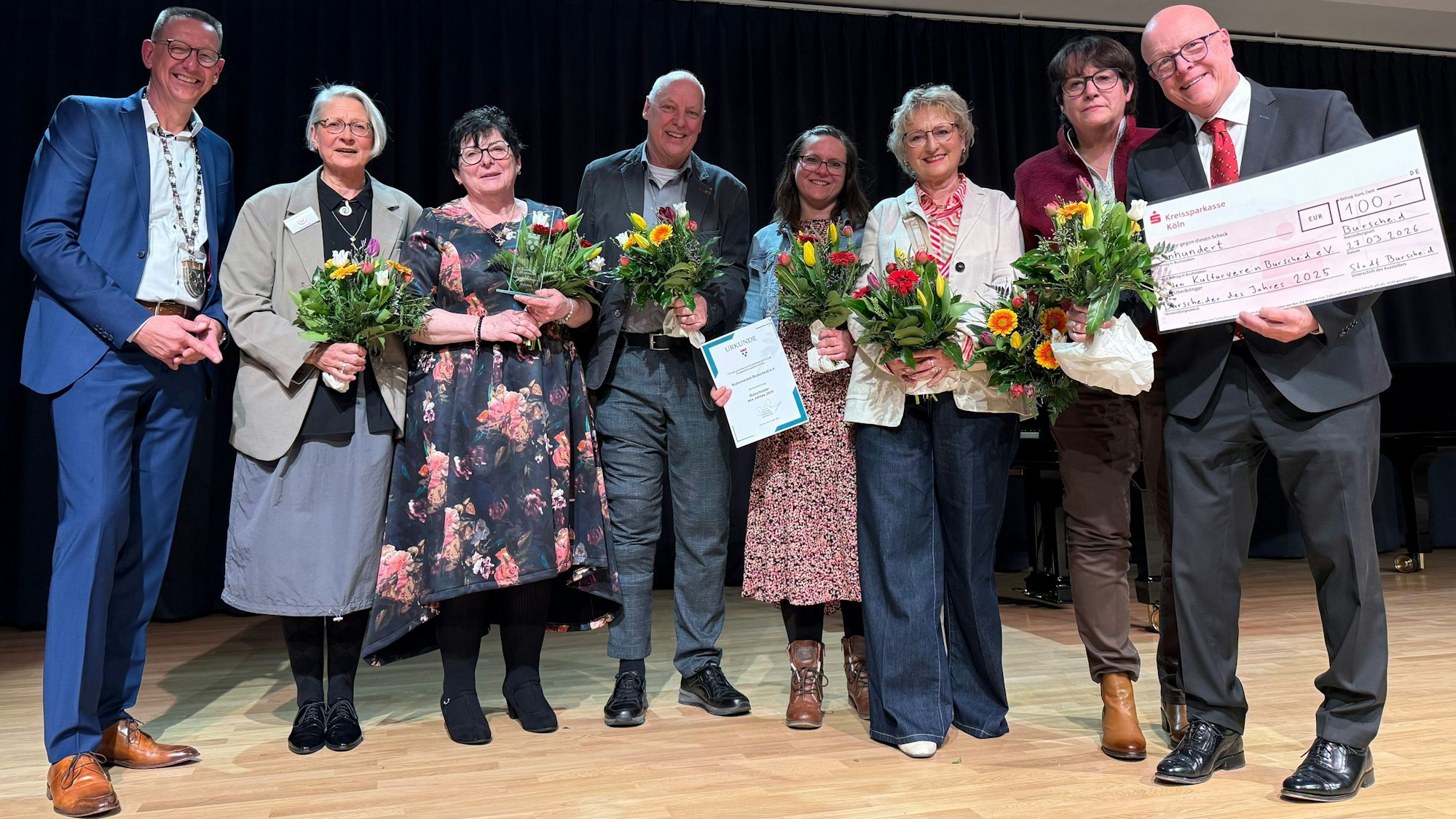 Bürgermeister Dirk Runge mit dem Vorstand des Kulturvereins Burscheid