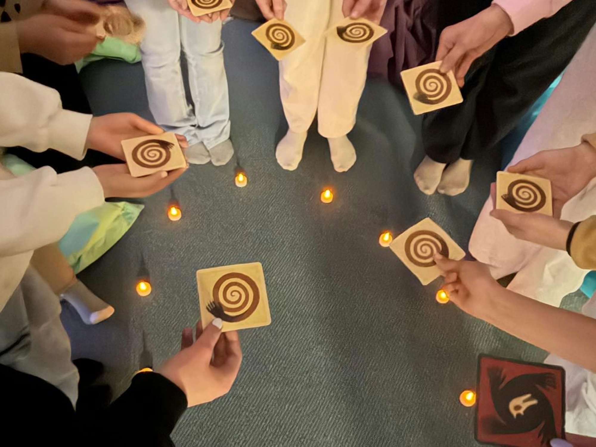 Die Mädchen zeigen ihre verdeckten Spielkarten.