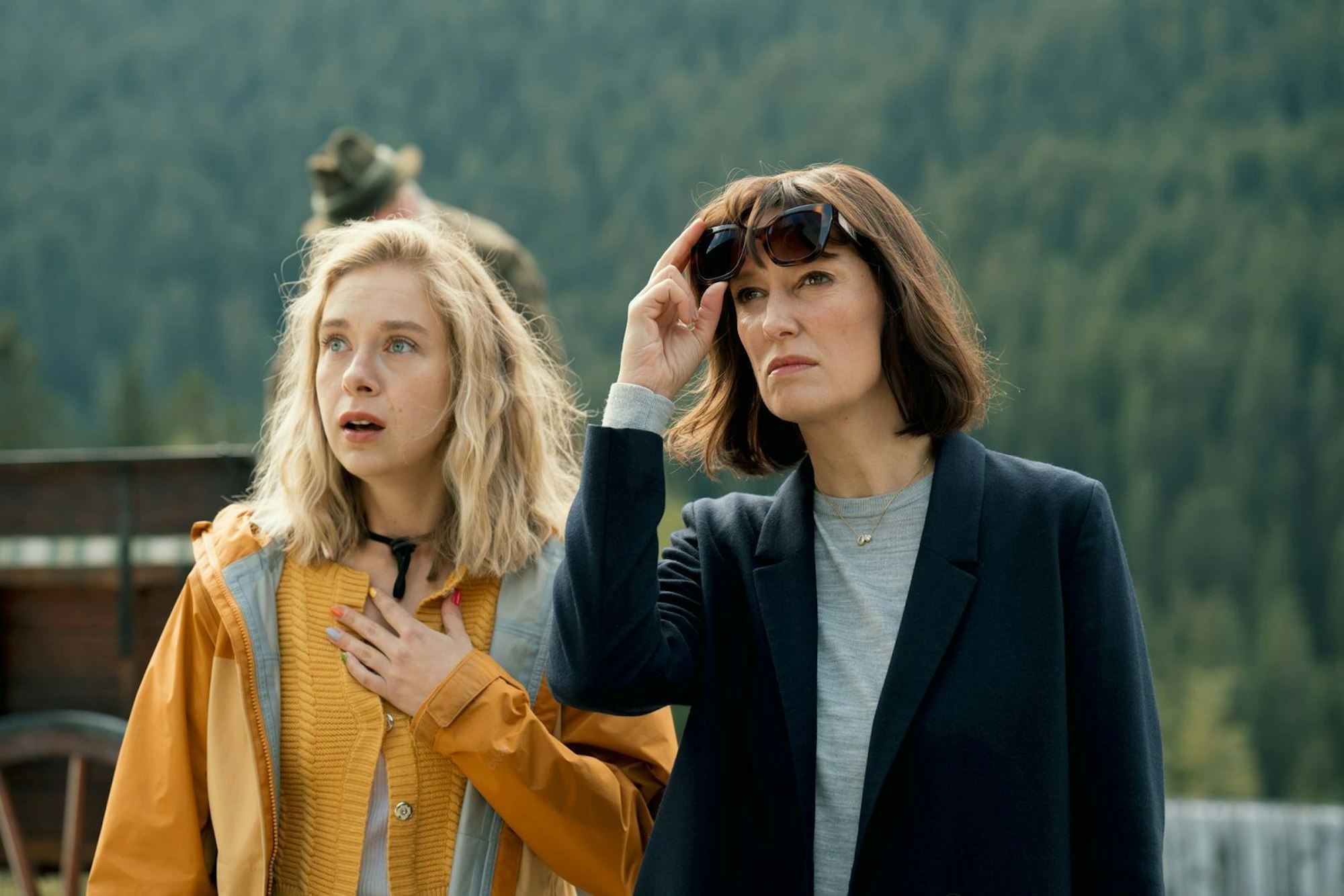 Babs (Anna Herrmann, links) und Uschi (Alexandra Maria Lara) sind sehr unterschiedliche Frauen - mit unterschiedlichen Hundeproblemen. Finden sie dennoch auf einer österreichischen Berghütte zusammen? (Bild: © Sasha Ostrov / Netflix)