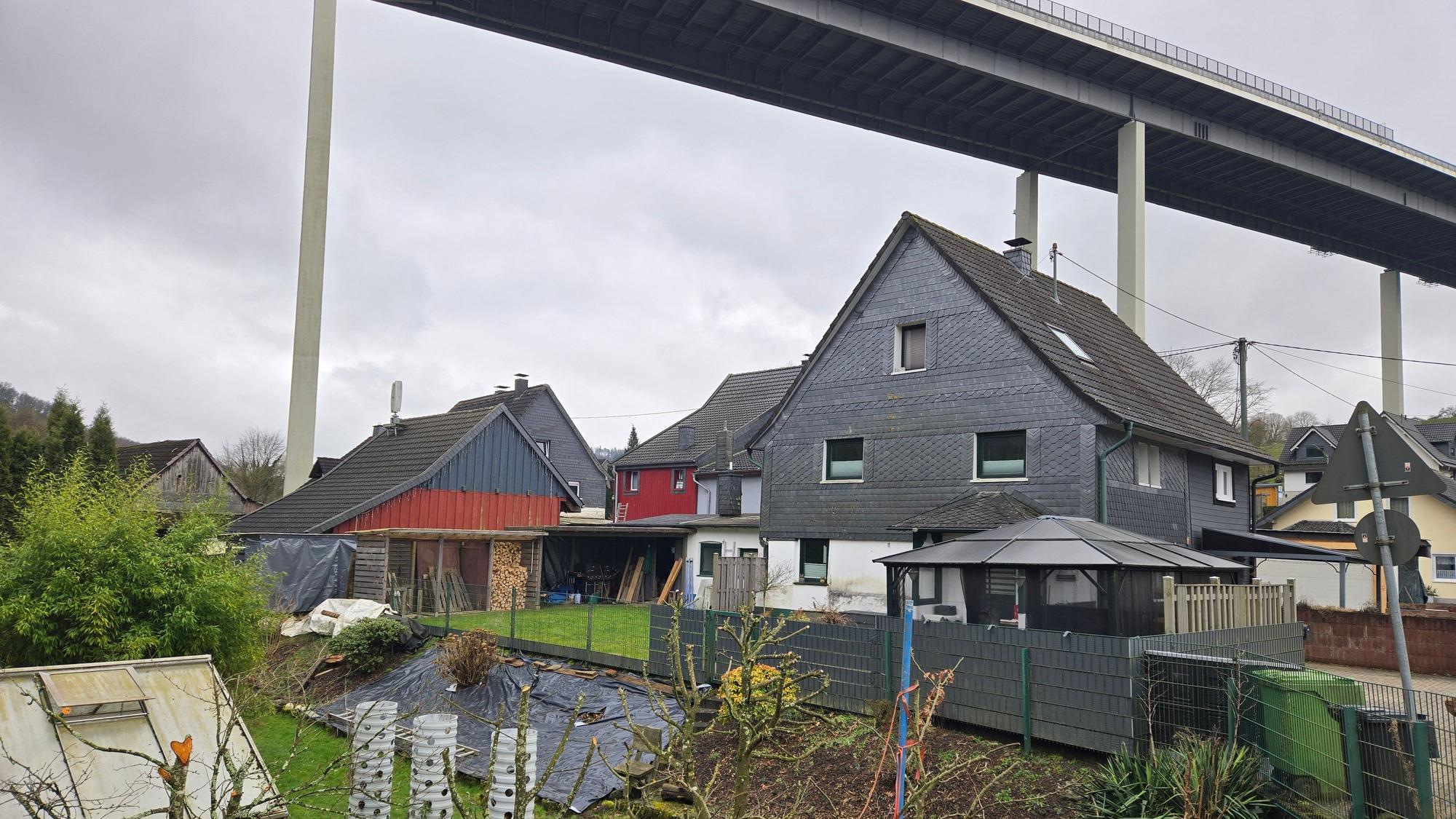 Häuser unter der Wiehltalbrücke.