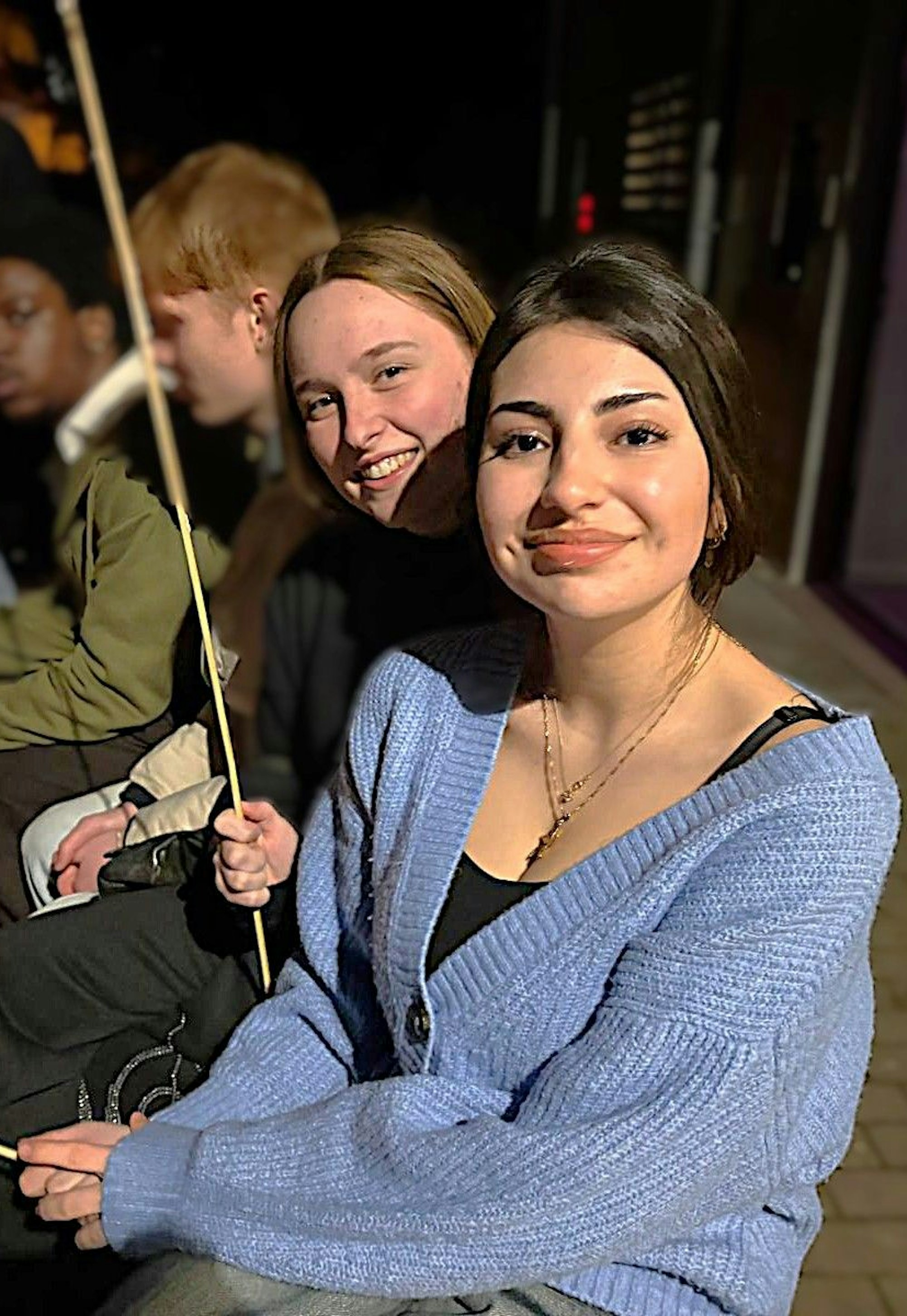 Darja und Azra am Lagerfeuer.