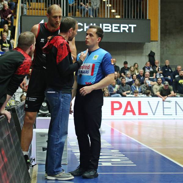 Basketball, Herren, 2.Basketball-Bundesliga, HAKRO Merlins Crailsheim - Bayer Giants Leverkusen 28.03.2026, 2.Basketball-Bundesliga, HAKRO Merlins Crailsheim - Bayer Giants Leverkusen v.l. Trainer Michael Koch und Dennis Heinzmann Leverkusen, Heinzmann wurde eigentlich wegen seinem fünften Foulspiel des Platzes verwiesen, da aber Trainer Michael Koch gleichzeitig soviel meckerte musste dieser in die Kabine und Heinzmann konnte von Außen weiter zusehen Ilshofen ARENA HOHENLOHE Baden-Württemberg Deutschland DEU *** Basketball, Men, 2 Basketball Bundesliga, HAKRO Merlins Crailsheim Bayer Giants Leverkusen 28 03 2026, 2 Basketball Bundesliga, HAKRO Merlins Crailsheim Bayer Giants Leverkusen f l Coach Michael Koch and Dennis Heinzmann Leverkusen , Heinzmann was actually sent off for his fifth foul, but since coach Michael Koch complained so much at the same time, he had to go to the dressing room and Heinzmann could continue to watch from the outside Ilshofen ARENA HOHENLOHE Baden Württemberg Germany DEU Copyright: xStevenxMohrx