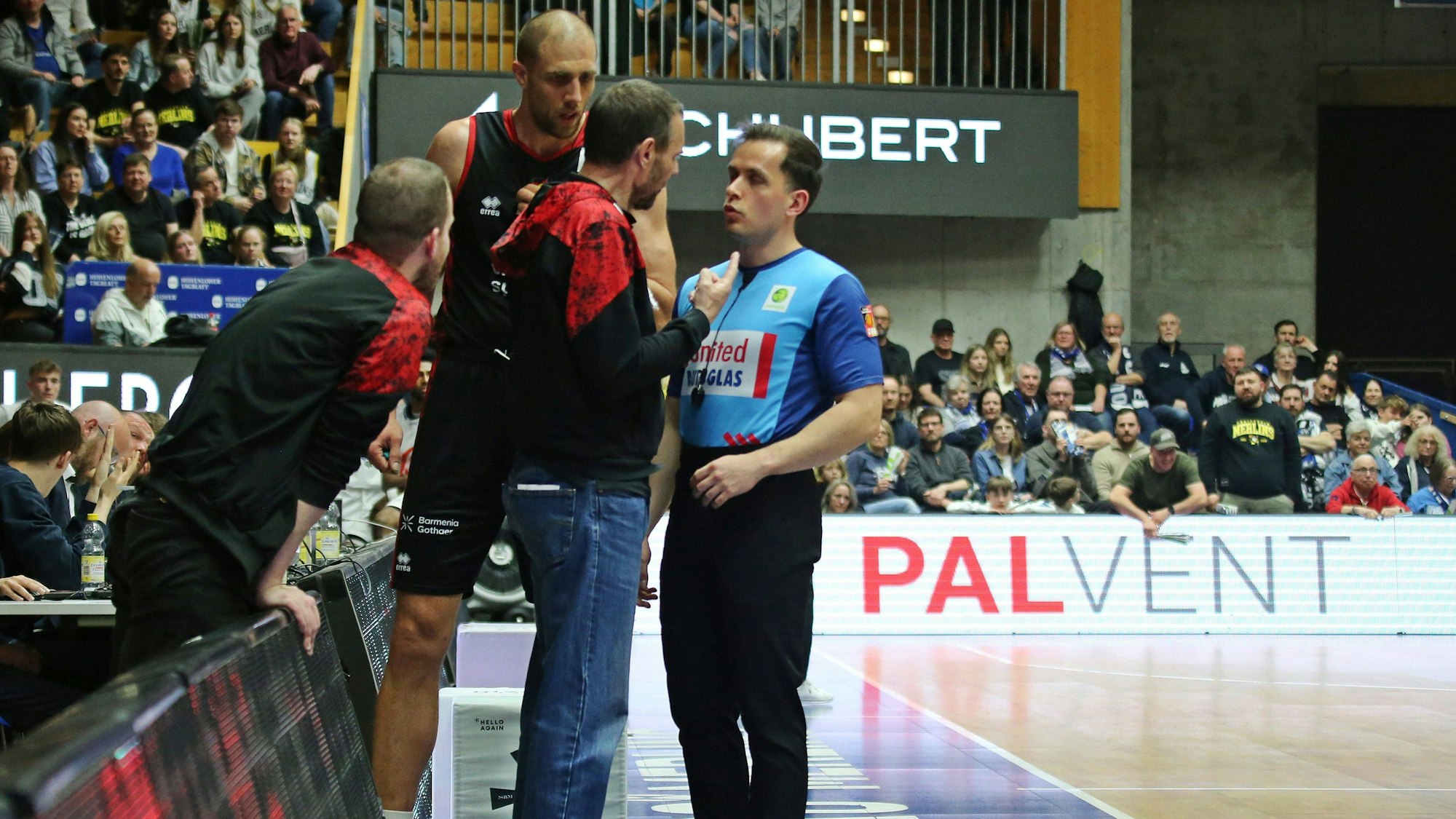 Basketball, Herren, 2.Basketball-Bundesliga, HAKRO Merlins Crailsheim - Bayer Giants Leverkusen 28.03.2026, 2.Basketball-Bundesliga, HAKRO Merlins Crailsheim - Bayer Giants Leverkusen v.l. Trainer Michael Koch und Dennis Heinzmann Leverkusen, Heinzmann wurde eigentlich wegen seinem fünften Foulspiel des Platzes verwiesen, da aber Trainer Michael Koch gleichzeitig soviel meckerte musste dieser in die Kabine und Heinzmann konnte von Außen weiter zusehen Ilshofen ARENA HOHENLOHE Baden-Württemberg Deutschland DEU *** Basketball, Men, 2 Basketball Bundesliga, HAKRO Merlins Crailsheim Bayer Giants Leverkusen 28 03 2026, 2 Basketball Bundesliga, HAKRO Merlins Crailsheim Bayer Giants Leverkusen f l Coach Michael Koch and Dennis Heinzmann Leverkusen , Heinzmann was actually sent off for his fifth foul, but since coach Michael Koch complained so much at the same time, he had to go to the dressing room and Heinzmann could continue to watch from the outside Ilshofen ARENA HOHENLOHE Baden Württemberg Germany DEU Copyright: xStevenxMohrx