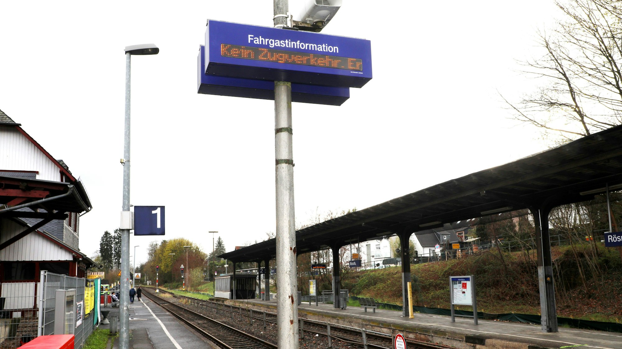 Zu sehen ist eine Anzeige an einem Bahnhof, die "Kein Zugverkehr" vermeldet.