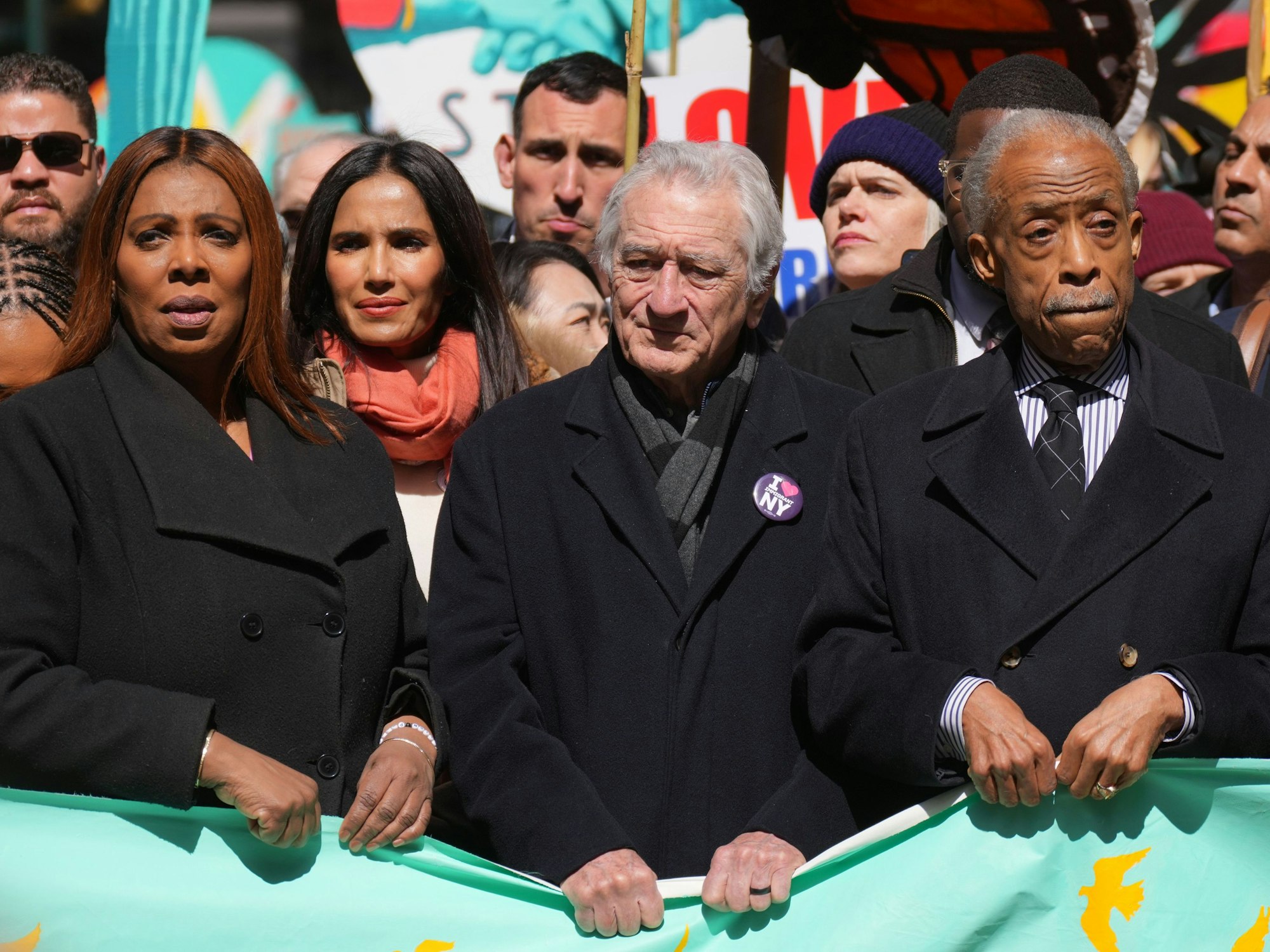 Die New Yorker Generalstaatsanwältin Letitia James, der Schauspieler Robert Di Niro und Rev. Al Sharpton (l-r) nehmen an einer „No Kings“-Demonstration in New York teil.