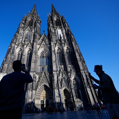 Der Kölner Dom wird Touristen in Zukunft Eintritt kosten - aber gestaffelt (Archivfoto)