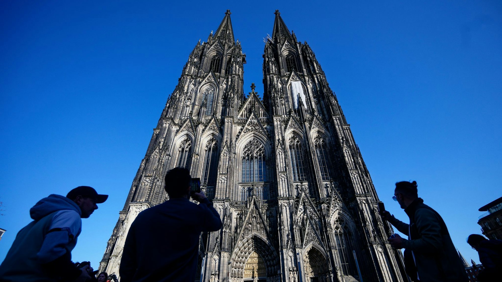 Der Kölner Dom wird Touristen in Zukunft Eintritt kosten - aber gestaffelt (Archivfoto)