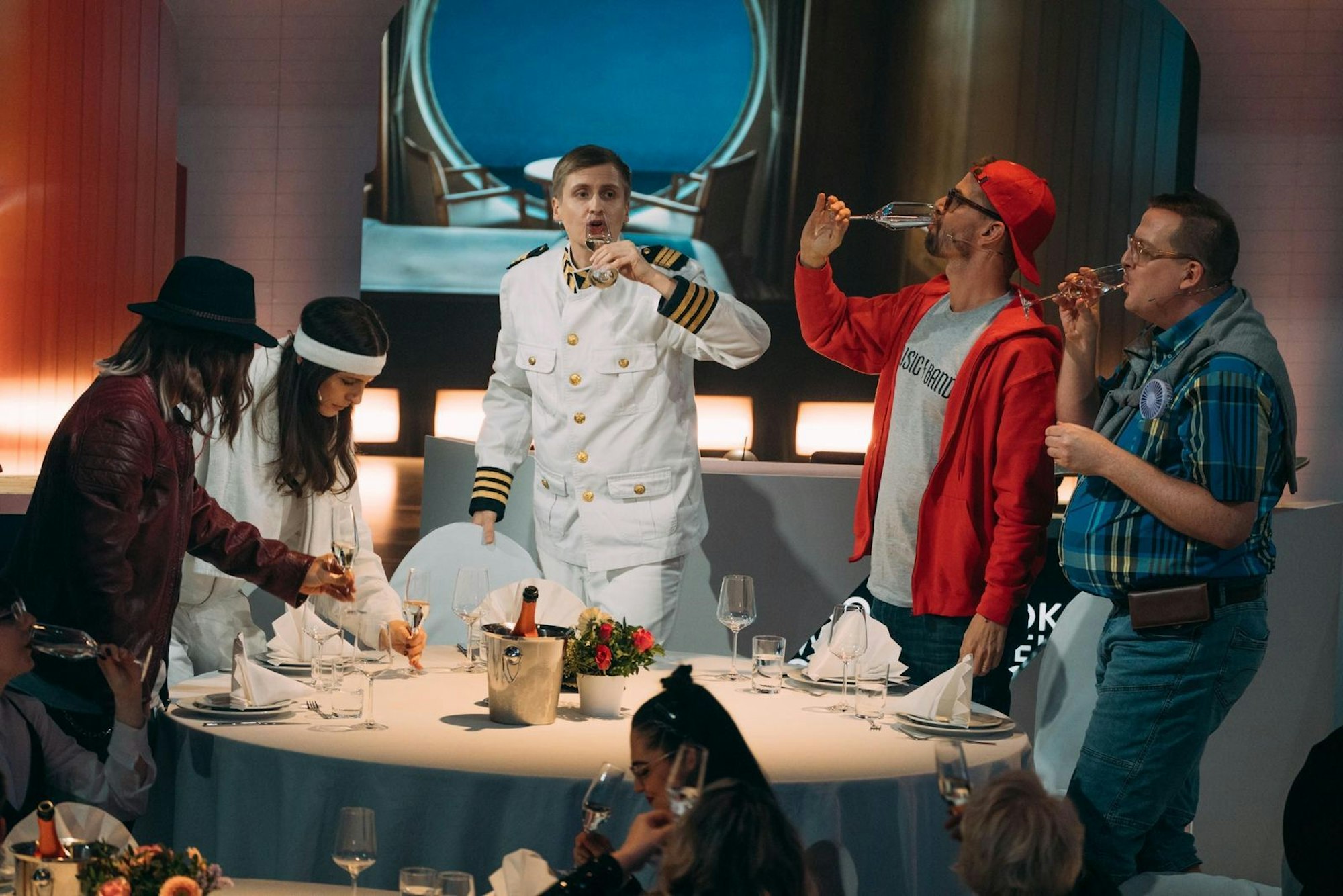 Willkommen an Bord der „MS Spaß“: Till Reimers versammelt Niko Santos, Andrea Petkovic, Joko Winterscheidt und Wildcard-Kandidat Johnny, einen Radiomoderator, zum „Captain's Dinner“. Serviert wird: herrlicher Spott. (Bild: Joyn/Florida TV / Julian Mathieu)