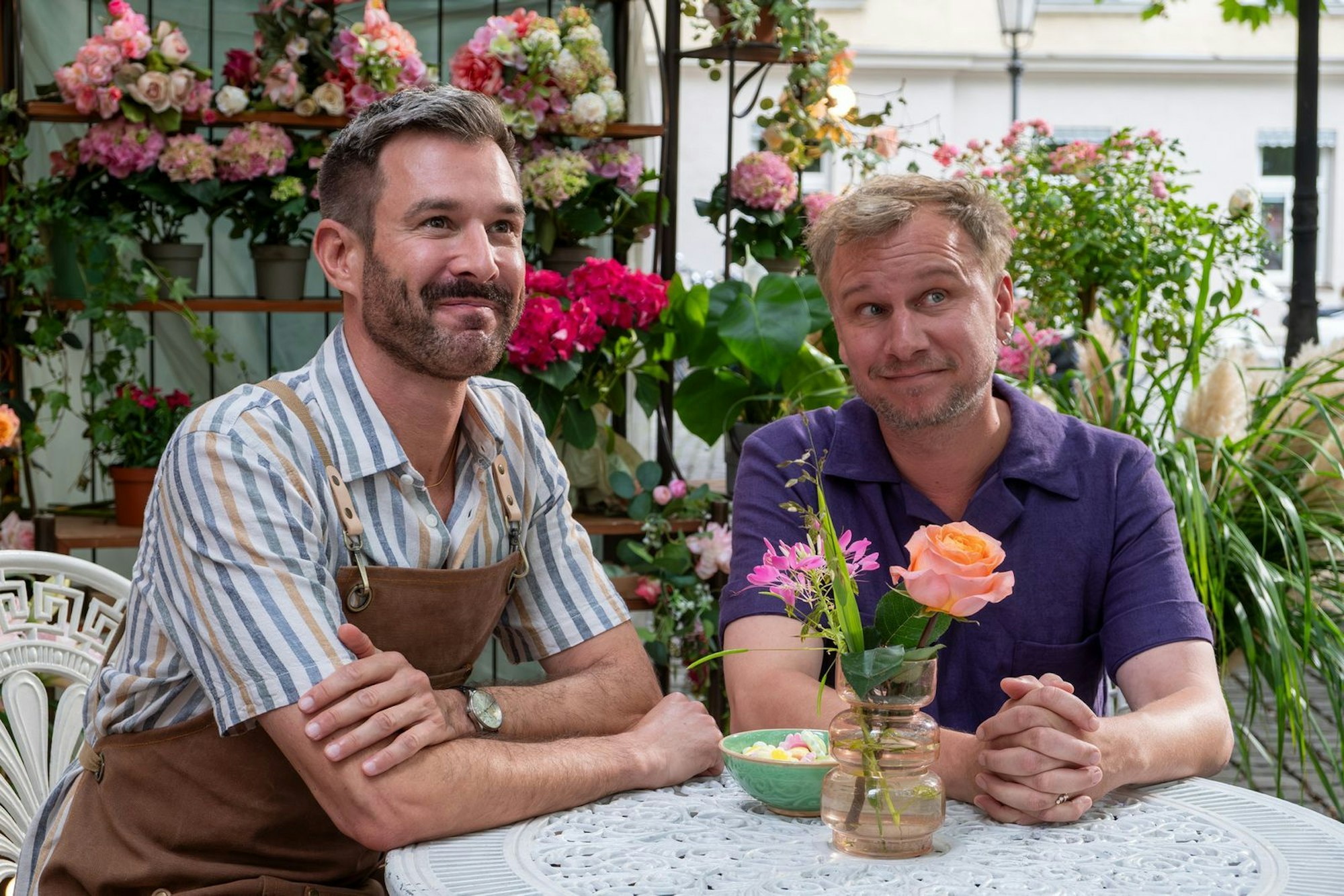 Die Floristen Mirko (Jochen Schropp, links) und Holger (Robert Stadlober) haben Angst, dass Yascha niemals seine große Liebe finden wird. (Bild: ZDF/Susanne Bernhard)