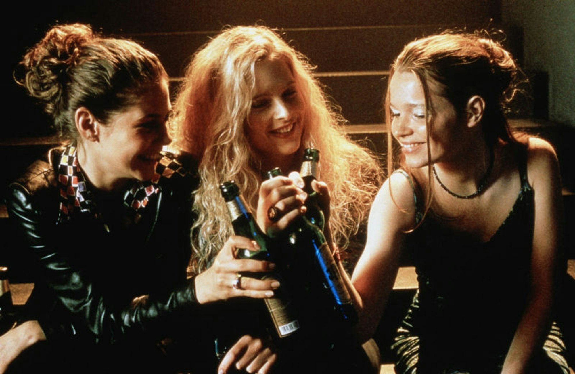 Lena (Karoline Herfurth, rechts) ist die Stille in der Runde der drei Freundinnen. (Bild: Constantin Film)