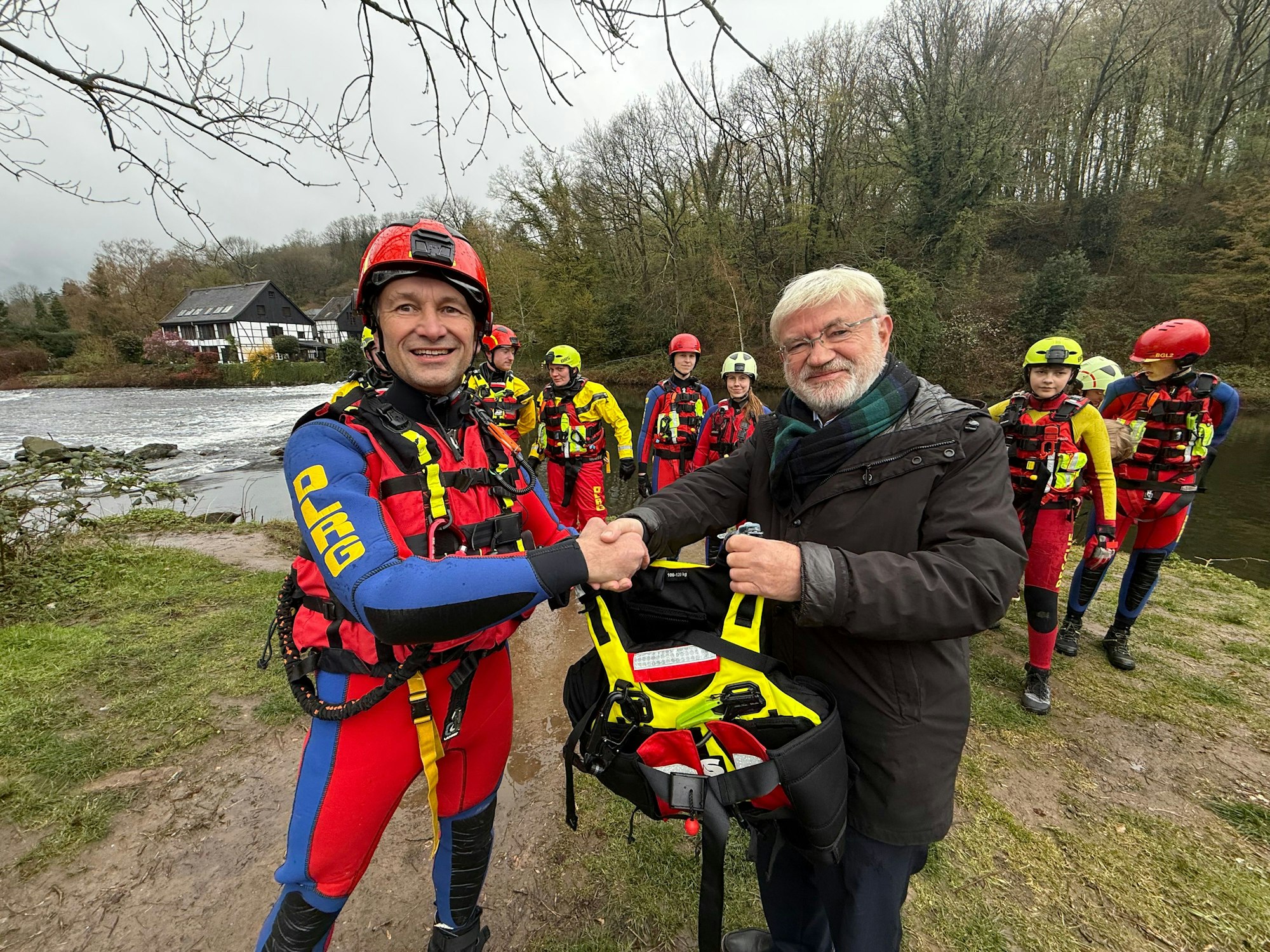Ortsgruppenleiter Rüdiger Severit (l.) und Dr. Jürgen Rembold übergeben symbolisch eine Rettungsweste.