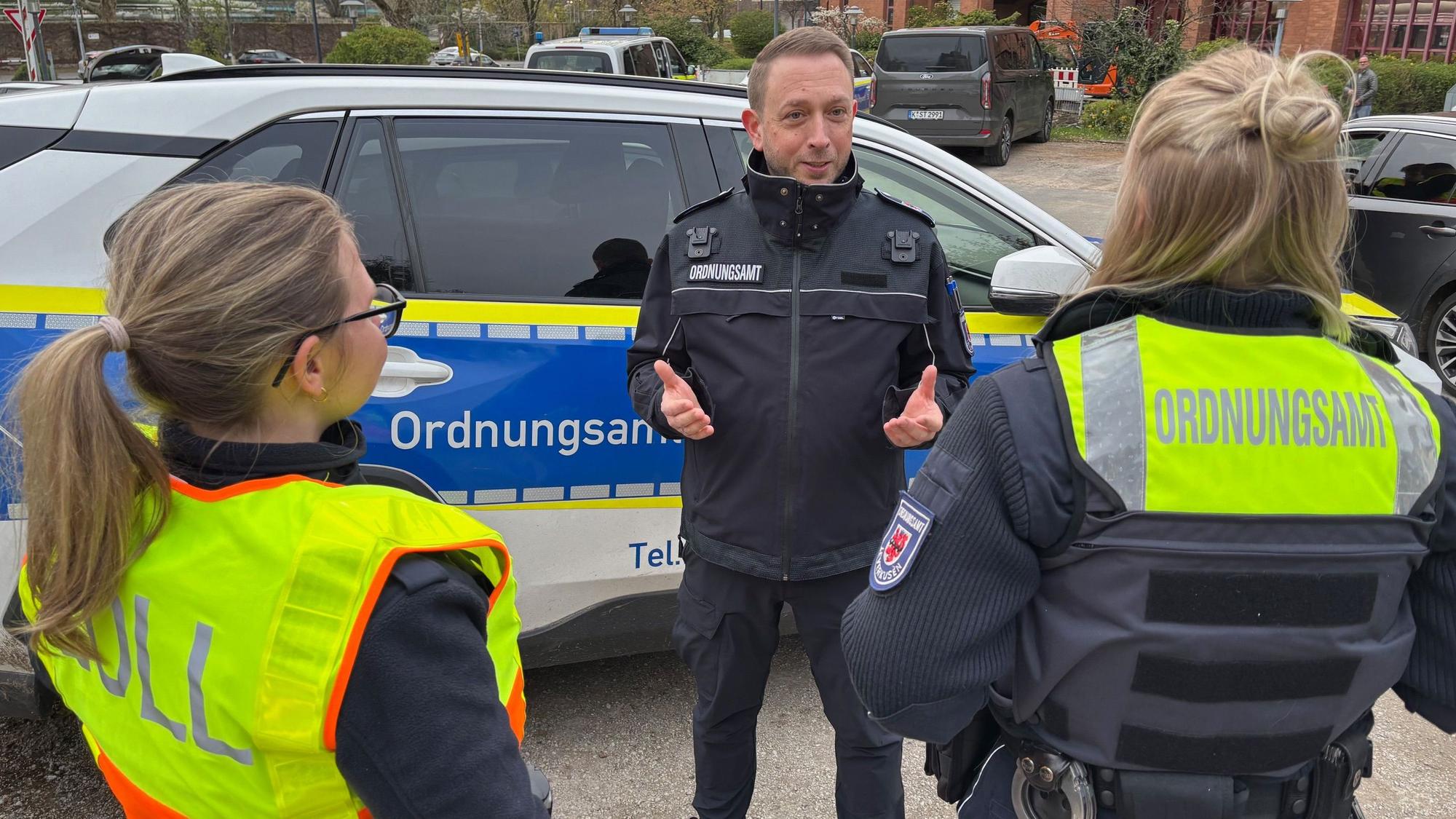 Marcus Richter, Leiter des KOD, im Gespräch mit Einsatzkräften.