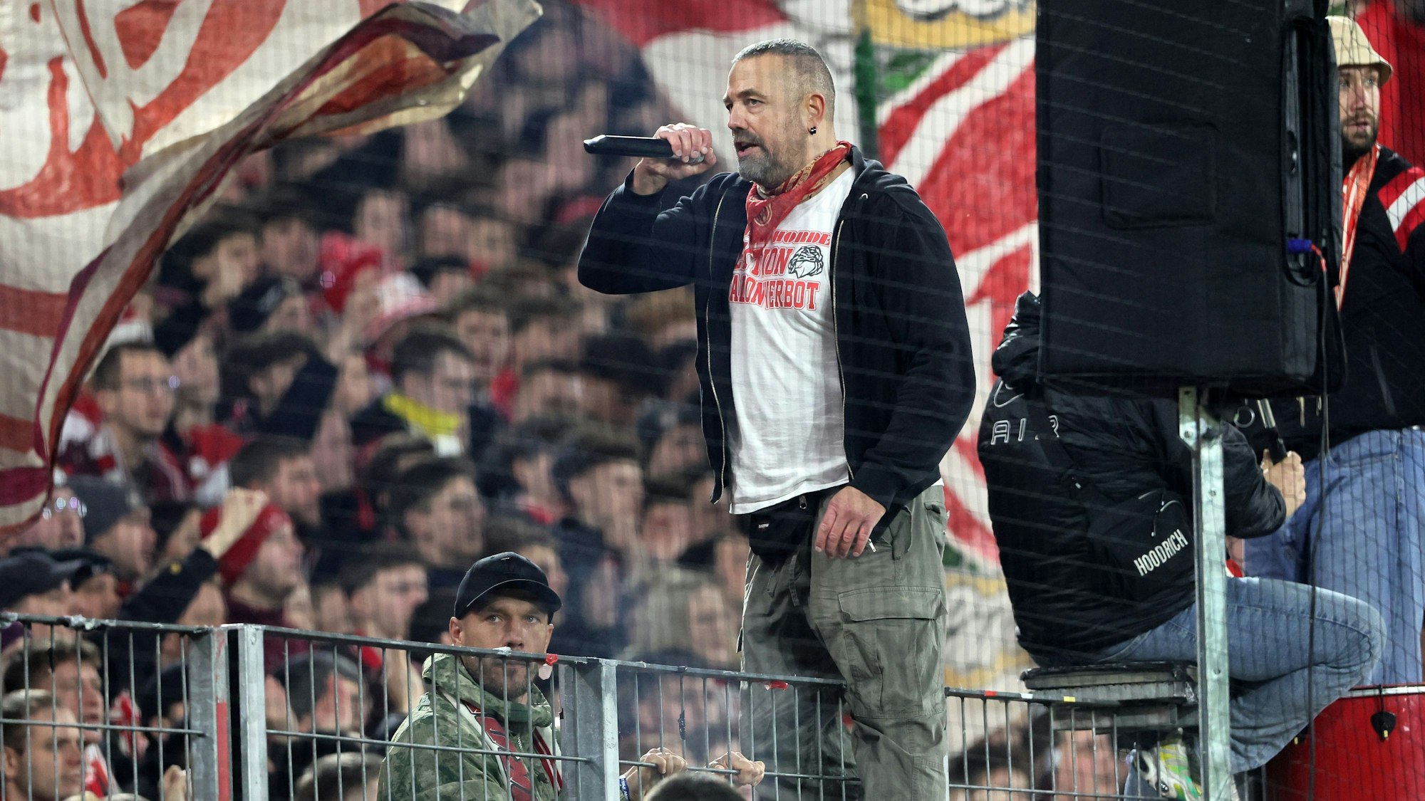 Stephan Schell beim FC-Heimspiel auf dem Zaun.