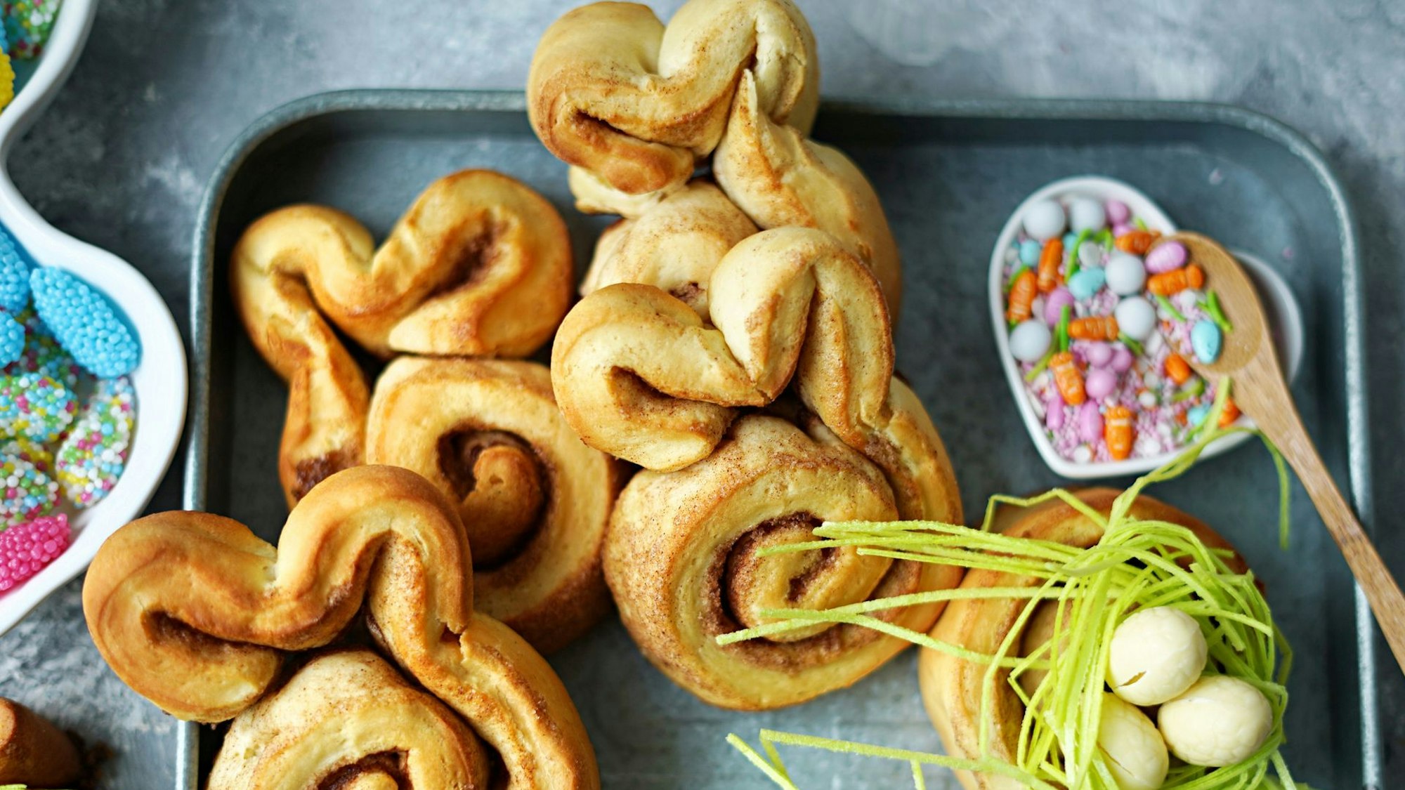 Selbstgemachte Zimtschnecken in Hasenform