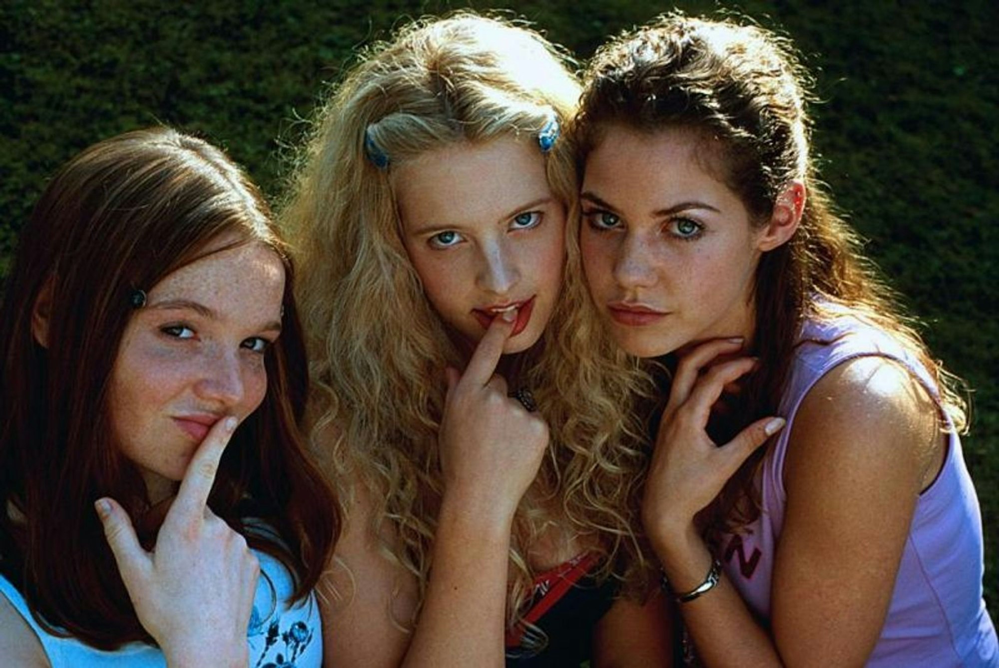 Drei Schülerinnen treibt eine einzige Frage um: Wie kommt Frau zum Höhepunkt? Vor 25 Jahren machte „Mädchen, Mädchen“ (Bild) ihre Darstellerinnen und Darsteller zu Stars, darunter Diana Amft (Mitte), Karoline Herfurth (links) und Felicitas Woll. (Bild: Constantin Film)