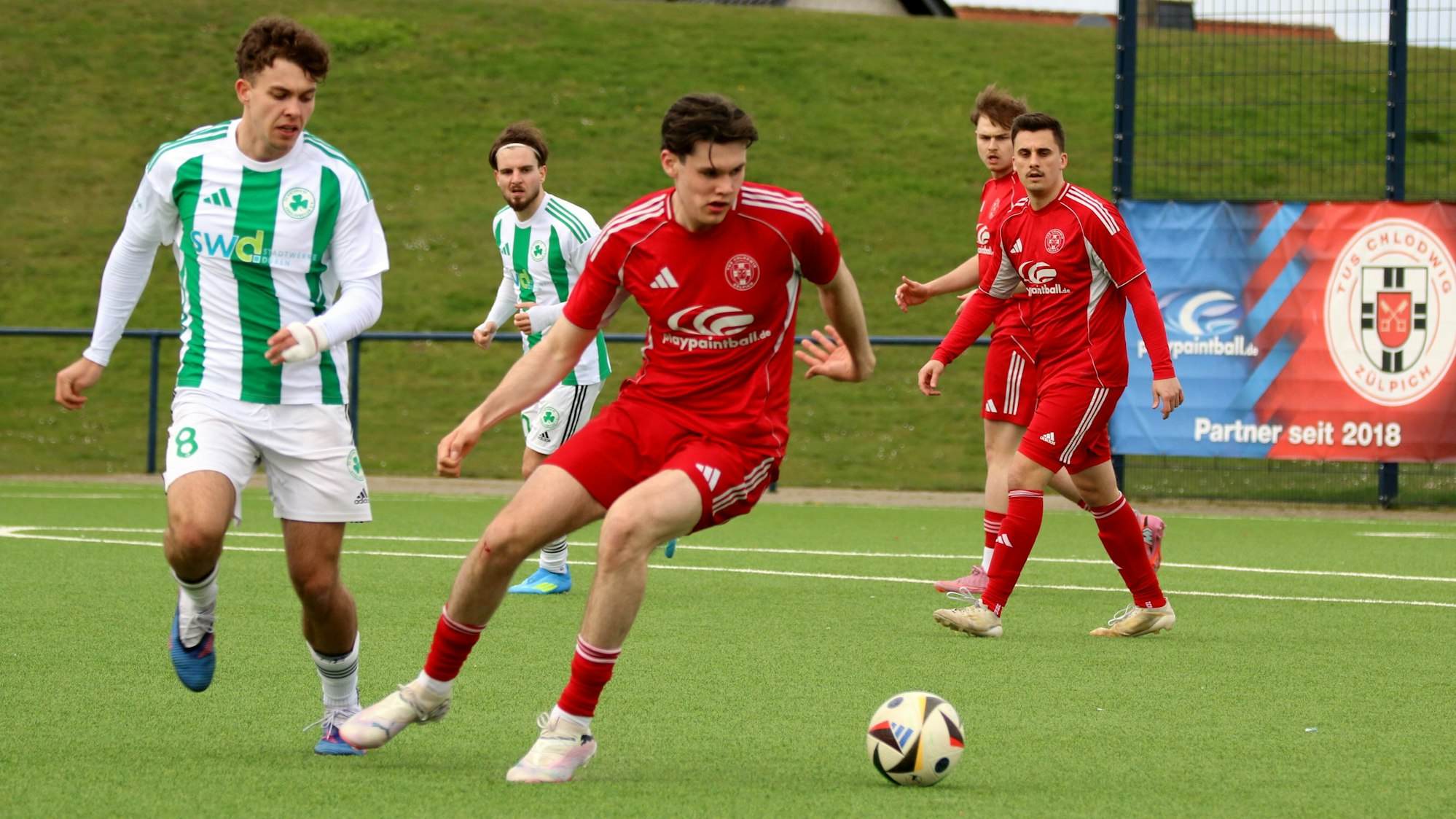 Gustavo von Aschwege am Ball, von hinten nähert sich ein Gegenspieler.