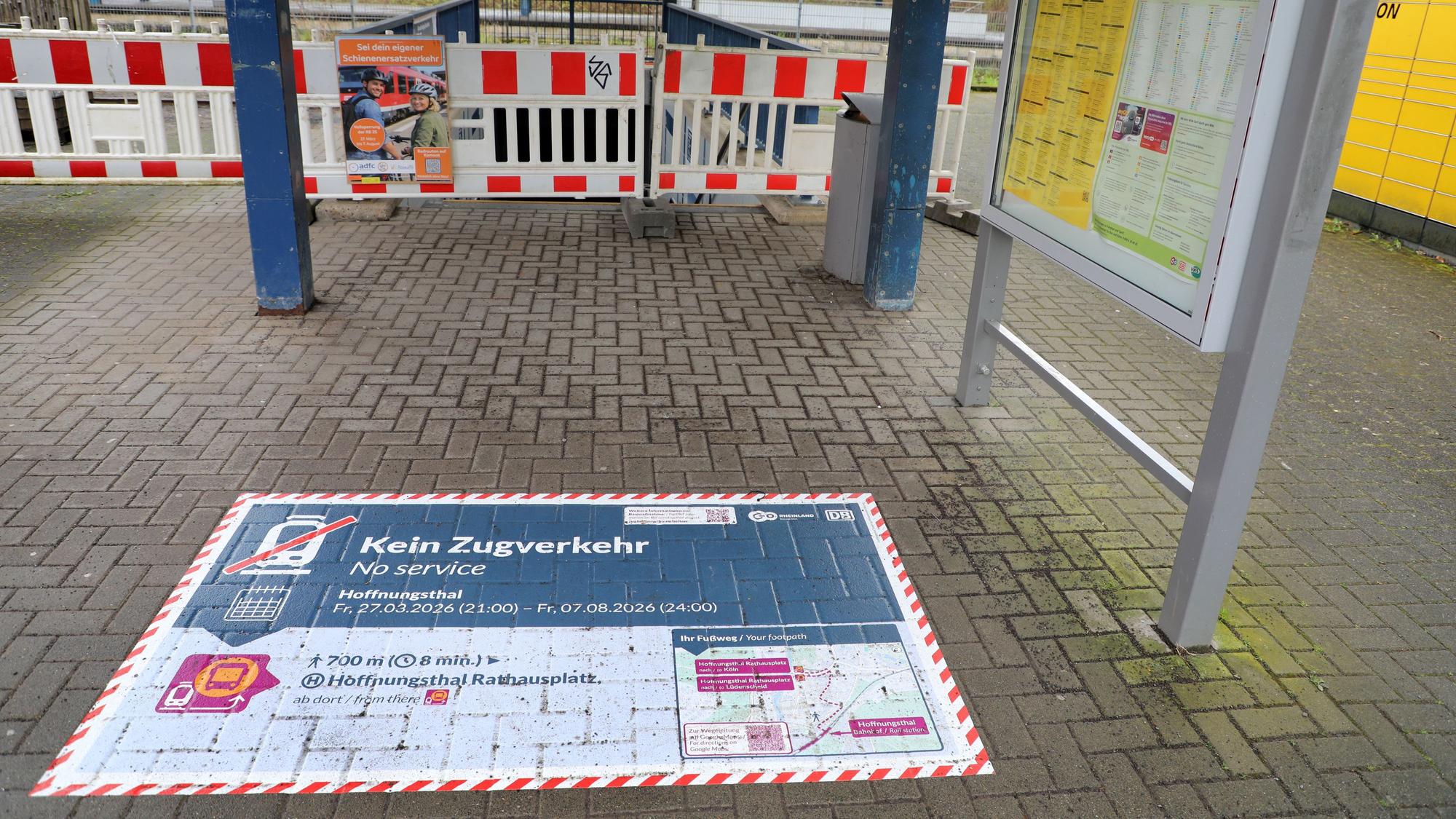Zu sehen ist ein Aufkleber auf dem Boden, der Infos zur Sperrung der RB 25 gibt.