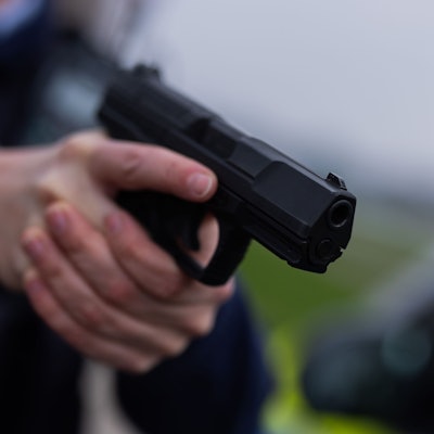 Ein Mann hält eine Pistole in der Hand.