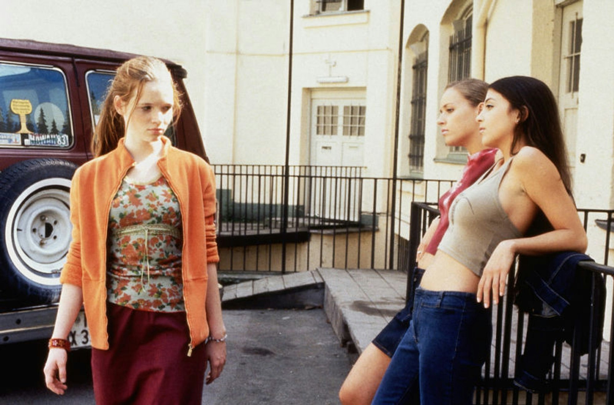 Mit dieser Mitschülerin verstehen sich Inken, Lena und Vicky ganz und gar nicht. Chayenne (Arzu Bazman, rechts) ist das Biest der Schule. (Bild: Constantin Film)