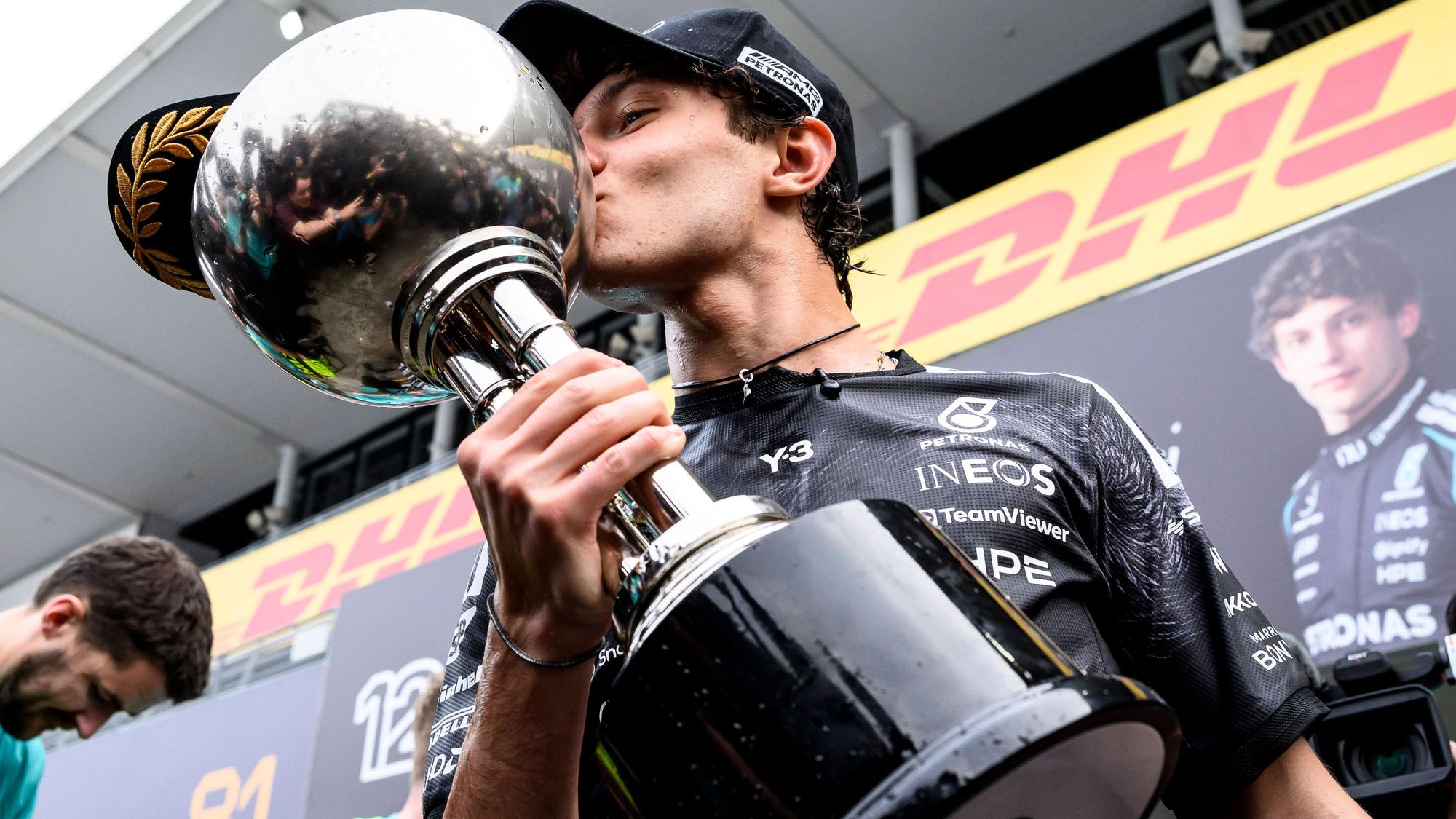 Mercedes-Pilot Kimi Antonelli freut sich nach seinem Triumph in Japan.