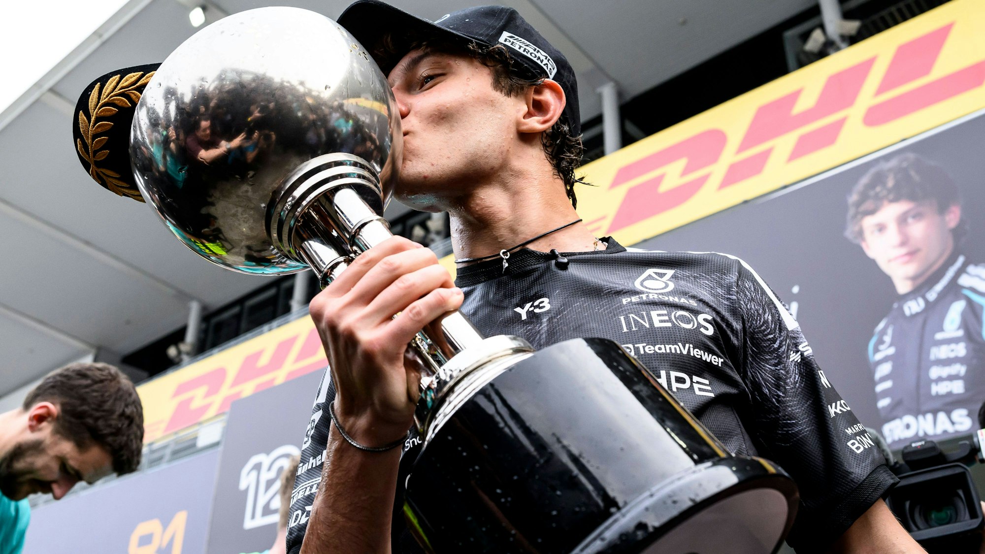 Mercedes-Pilot Kimi Antonelli freut sich nach seinem Triumph in Japan.