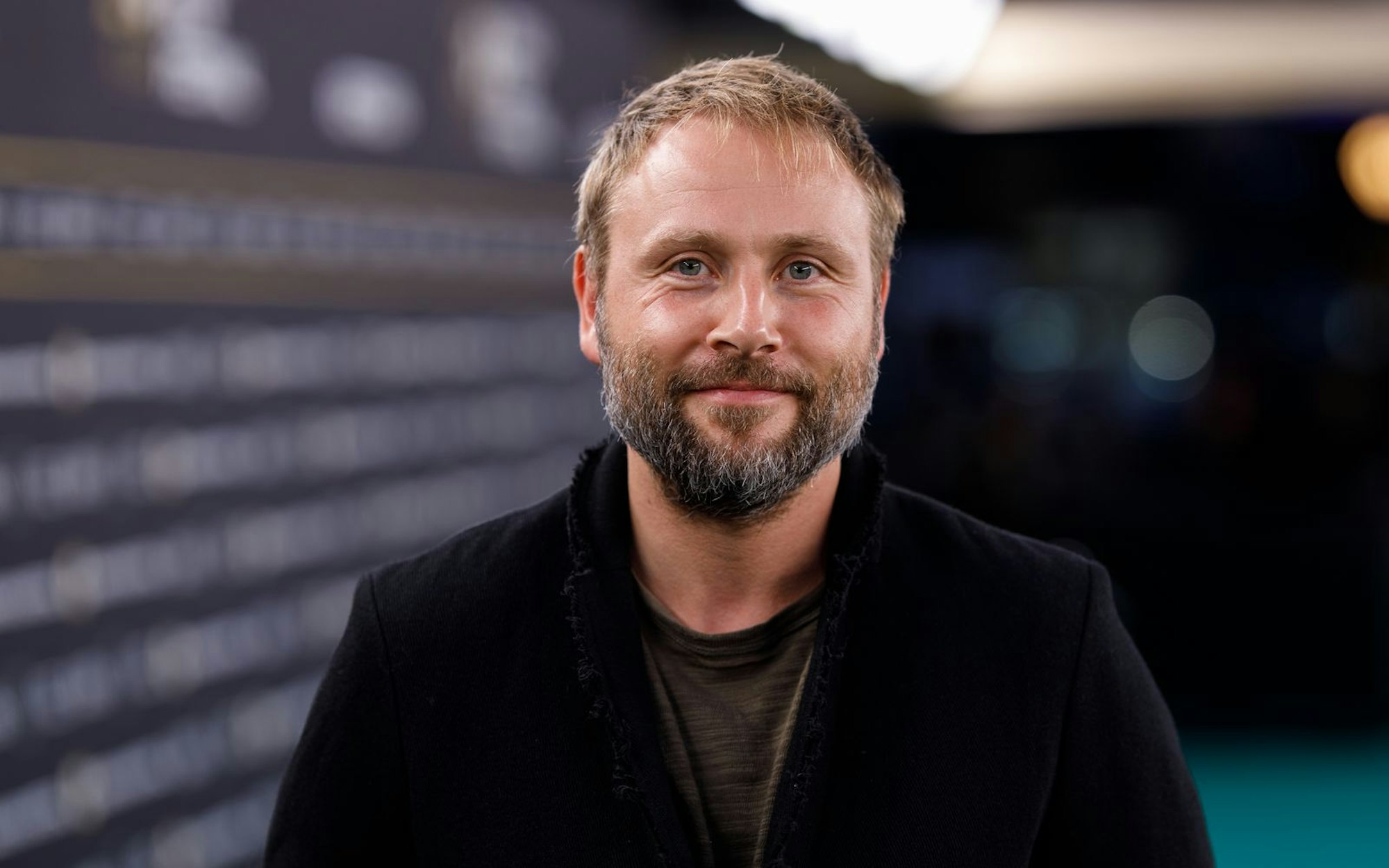 Der Autodidakt Max Riemelt entwickelte sich zu einem der renommiertesten deutschen Schauspieler. Er drehte mit bekannten Regisseuren wie Dominik Graf (“Im Angesicht des Verbrechens“) und wirkte in mehreren internationalen Produktionen mit wie „Sense8“ und „Matrix Resurrections“. (Bild: 2024 Getty Images/Joshua Sammer)