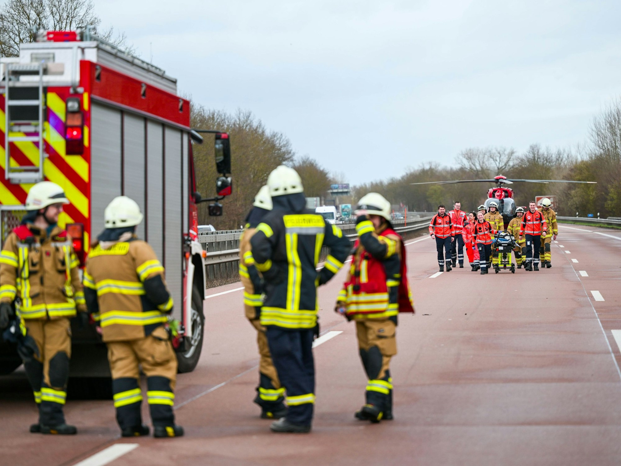 Feuerwehrleute bei einem Einsatz auf der Autobahn.